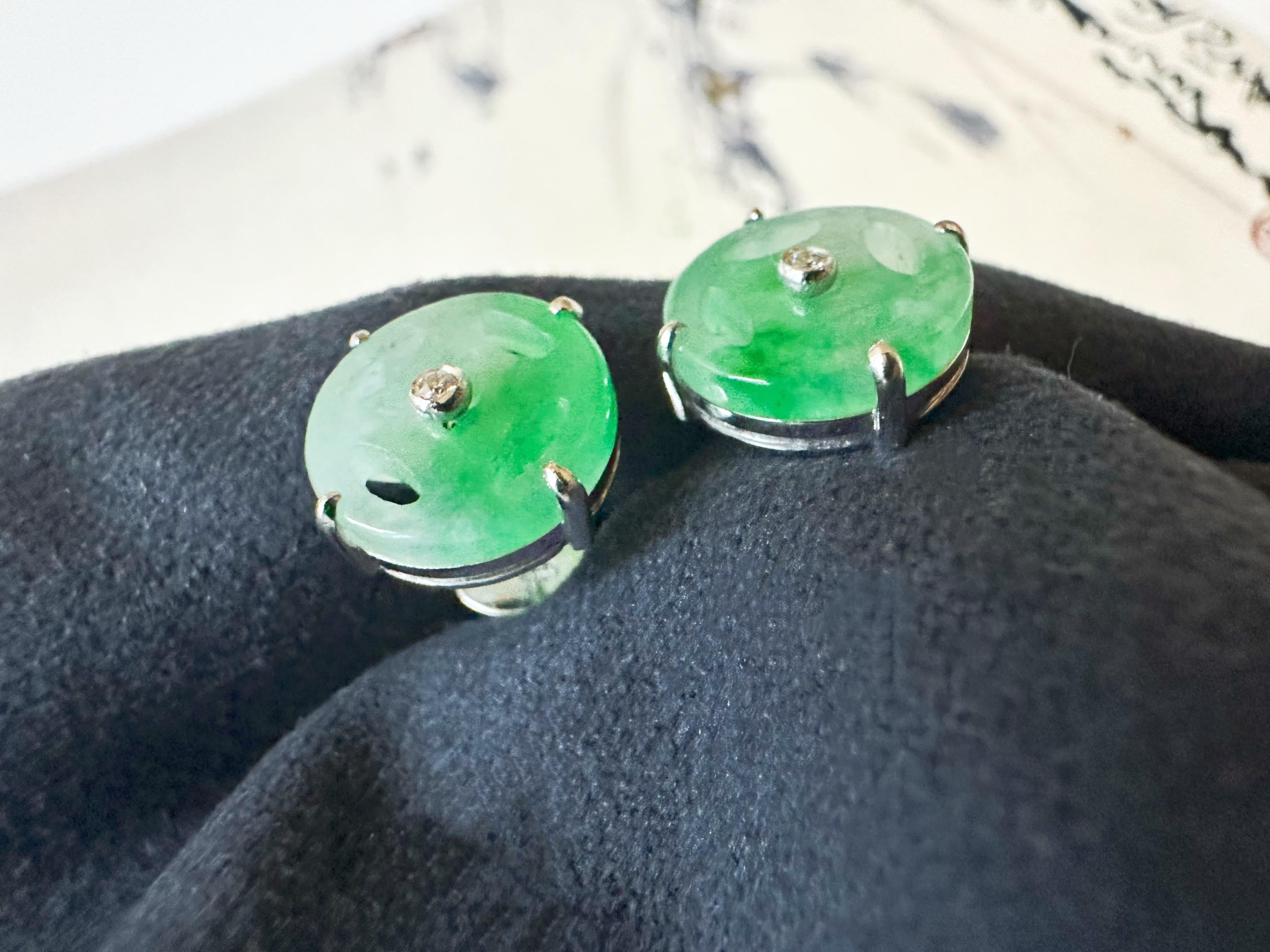 Natural Myanmar Icy Vivid Green Jade with Diamond Ear Stud Earrings in 18K Gold In New Condition For Sale In Kowloon, HK