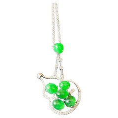 Pendentif en jade cabochon vert naturel du Myanmar, diamant en or blanc 18K
