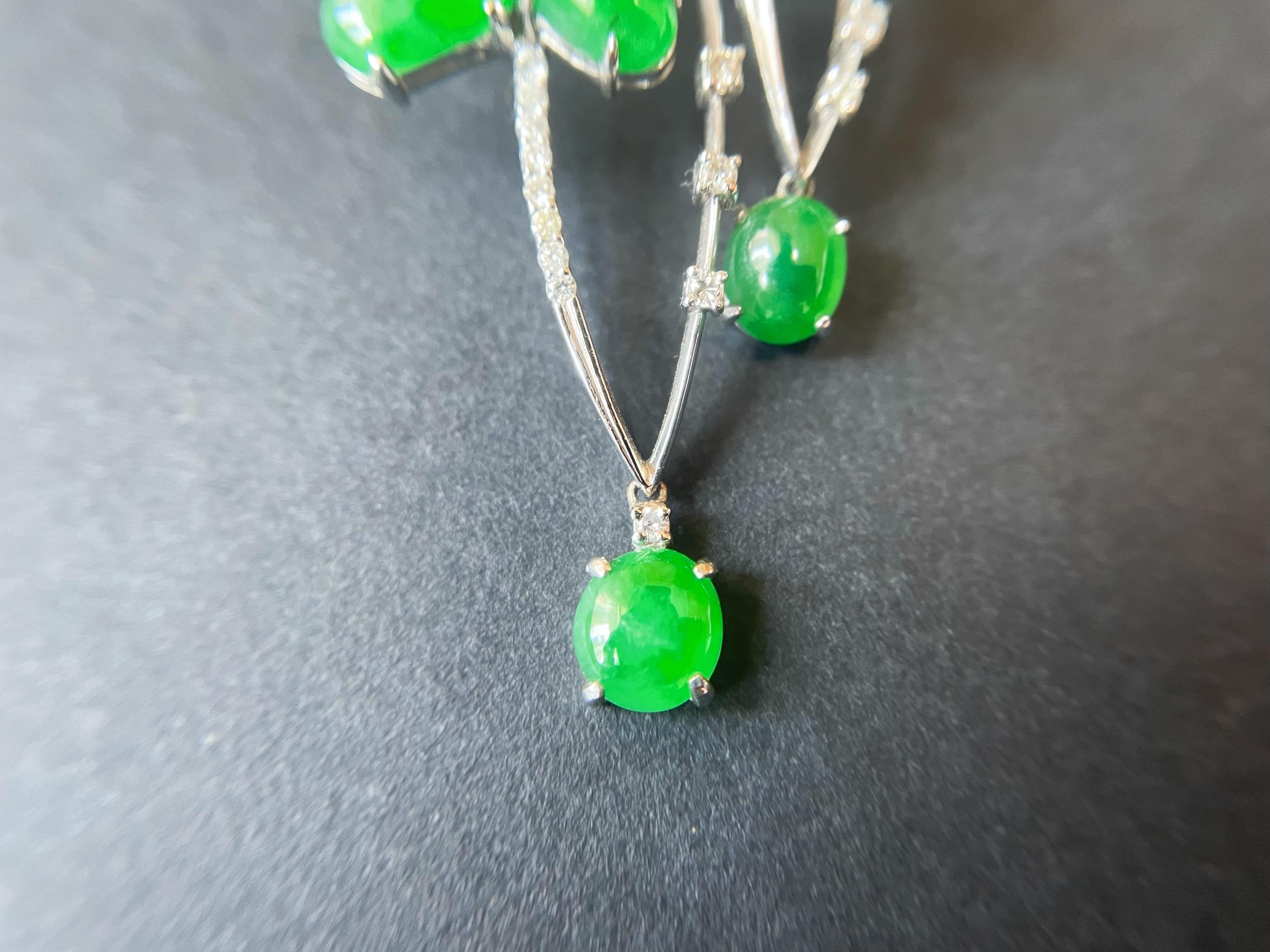 Pendentif de jade vert impérial du Myanmar en or 18 carats avec diamants en vente 4