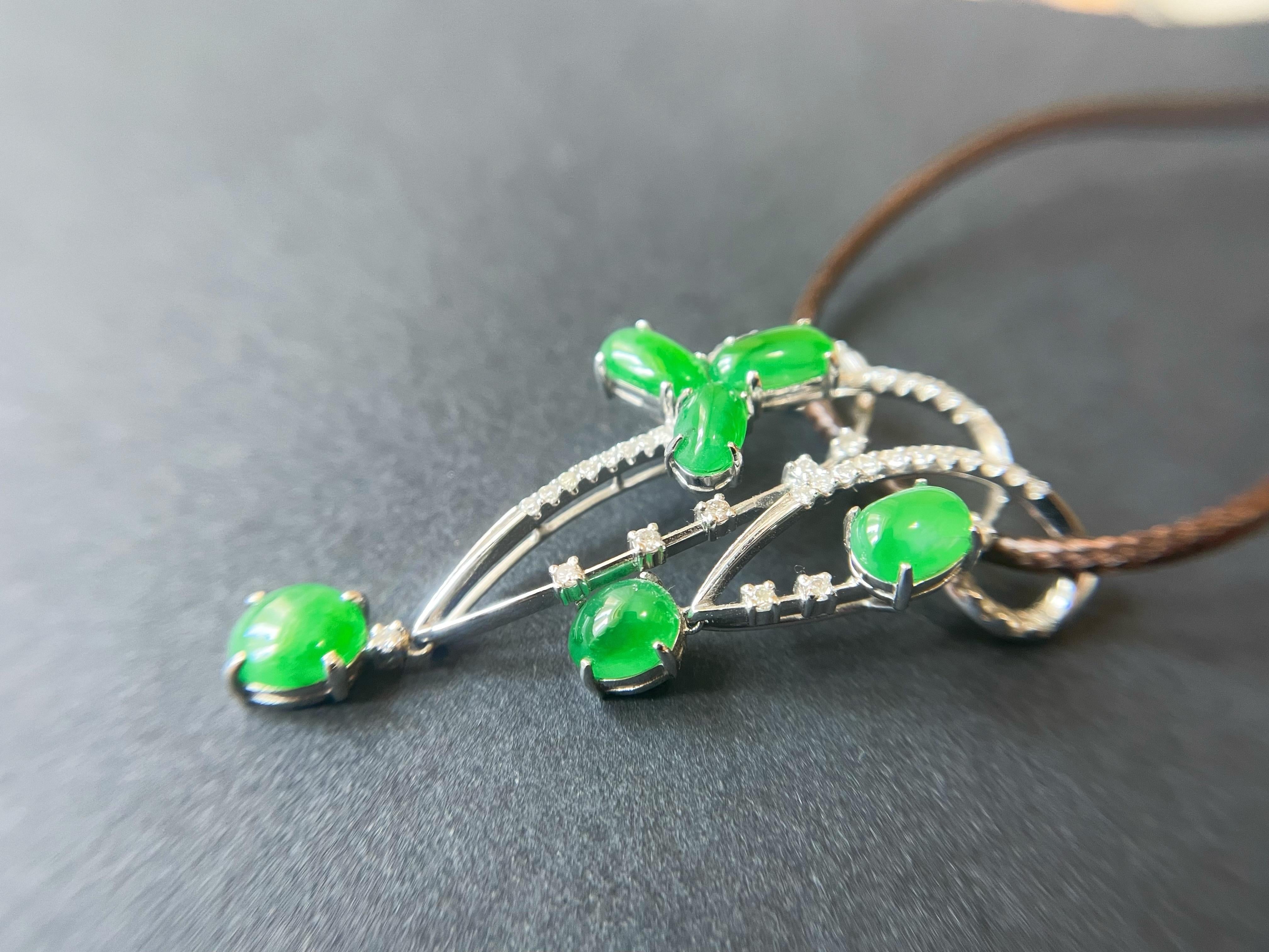 Pendentif de jade vert impérial du Myanmar en or 18 carats avec diamants en vente 5