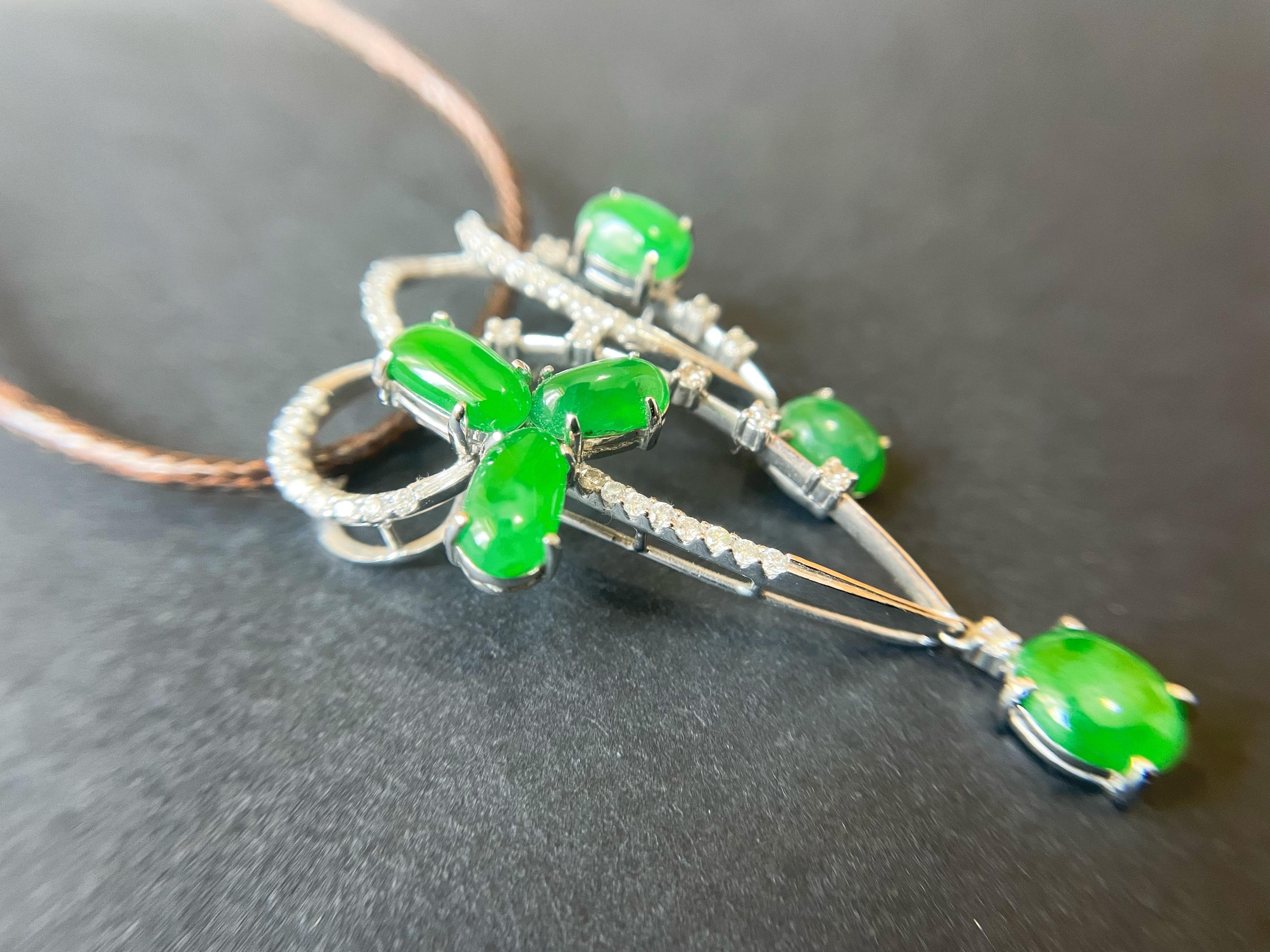 Pendentif de jade vert impérial du Myanmar en or 18 carats avec diamants en vente 6