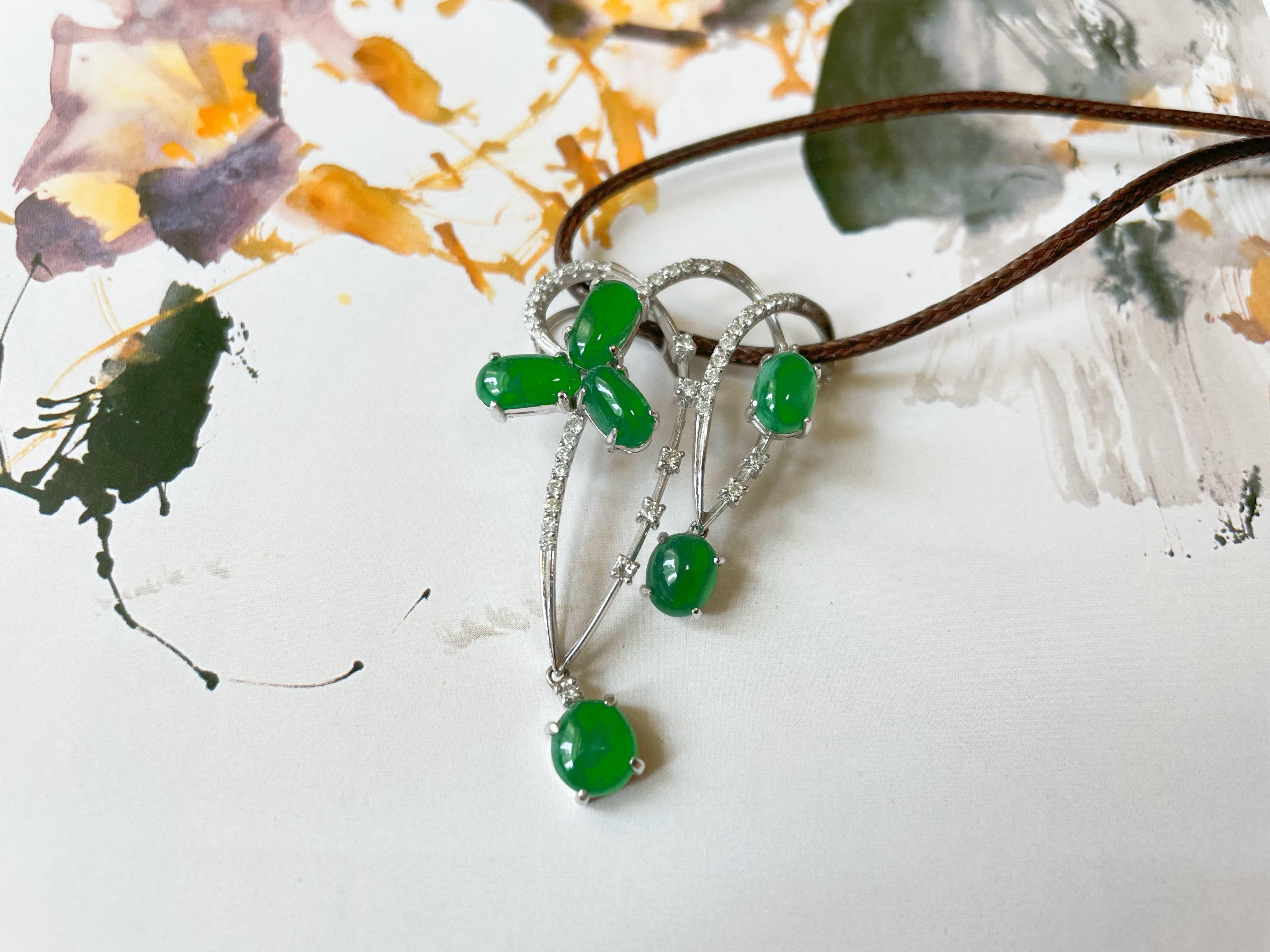 Pendentif de jade vert impérial du Myanmar en or 18 carats avec diamants en vente 8