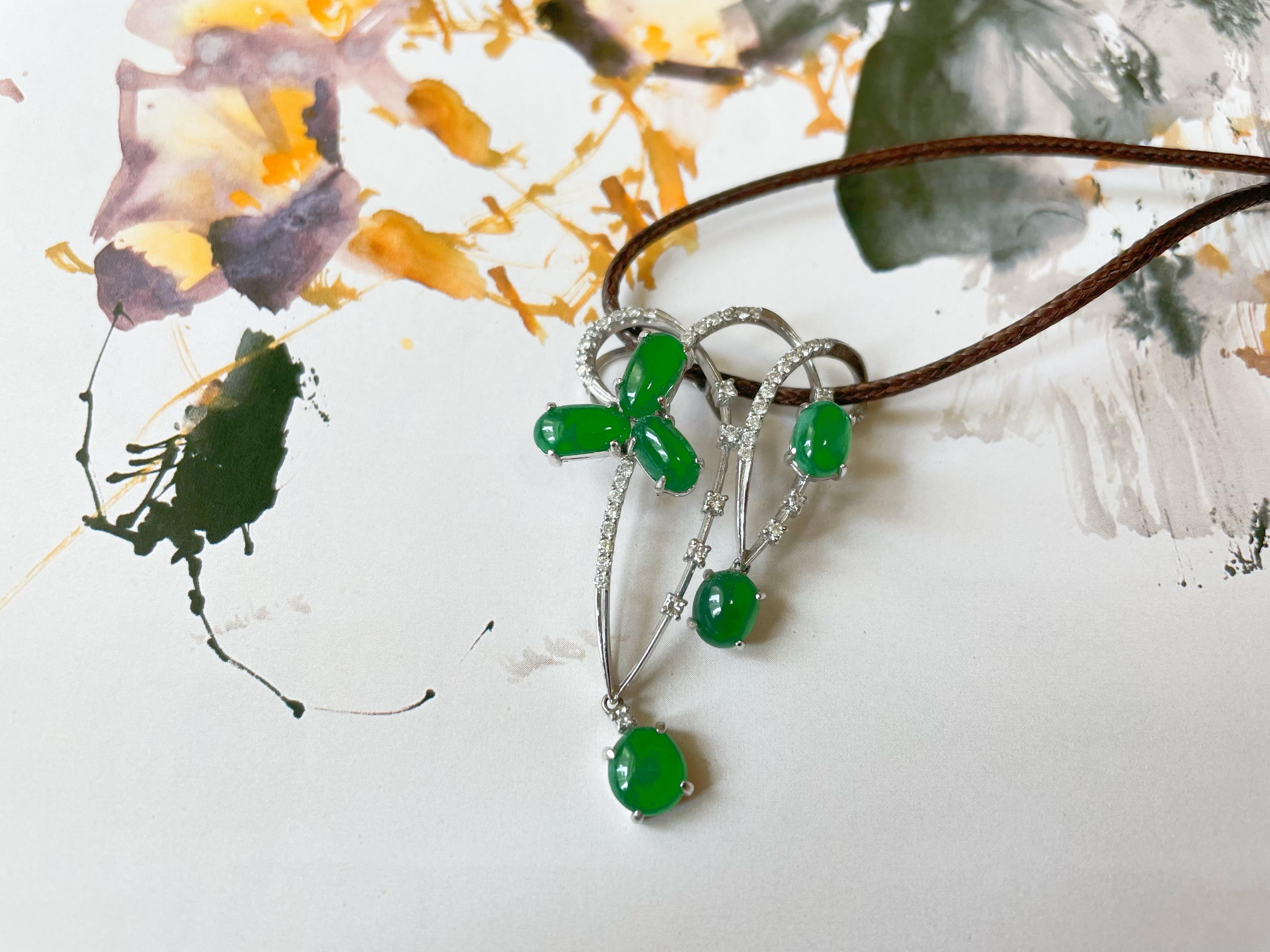 Pendentif de jade vert impérial du Myanmar en or 18 carats avec diamants en vente 9