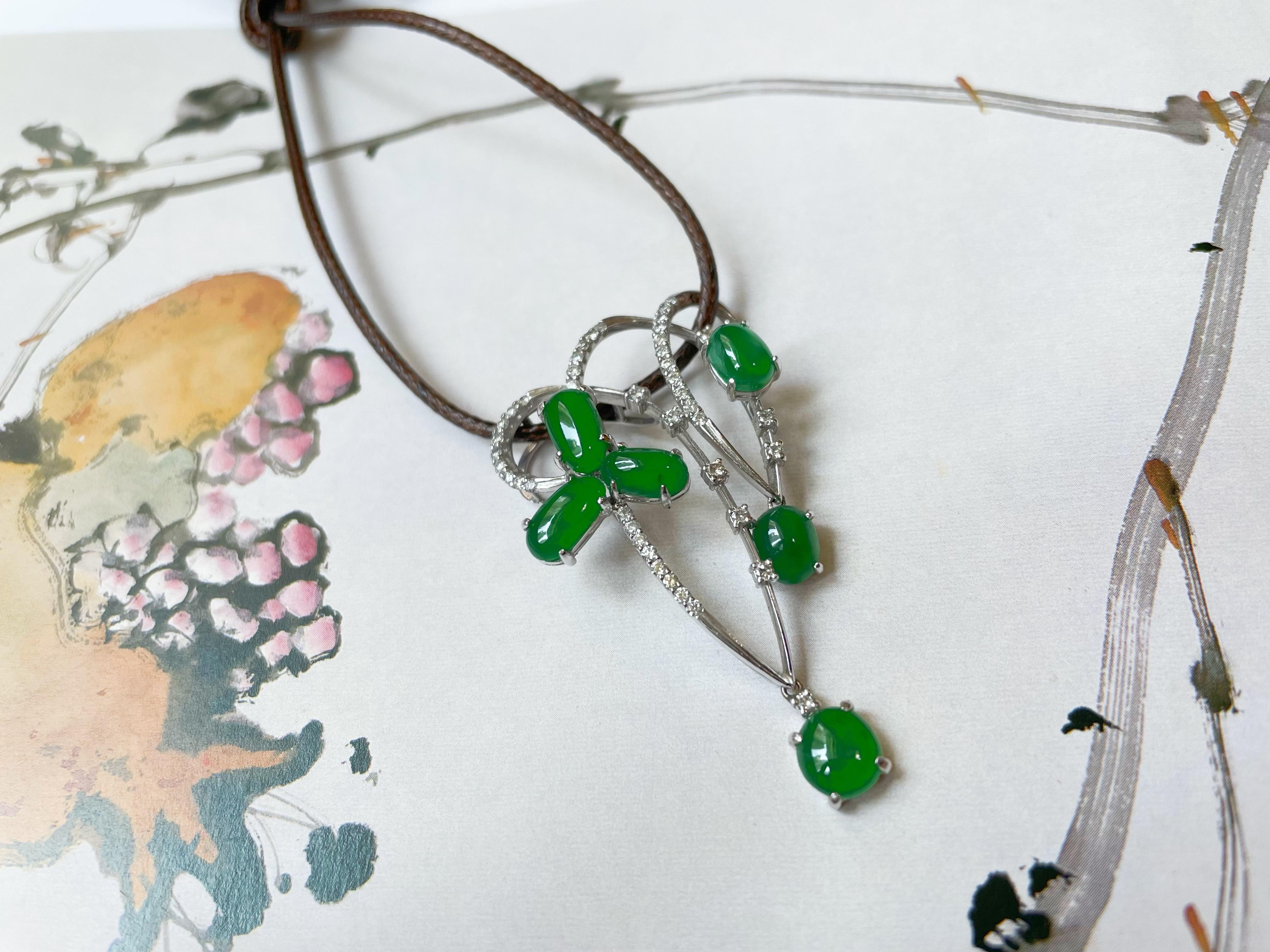 Pendentif de jade vert impérial du Myanmar en or 18 carats avec diamants en vente 11