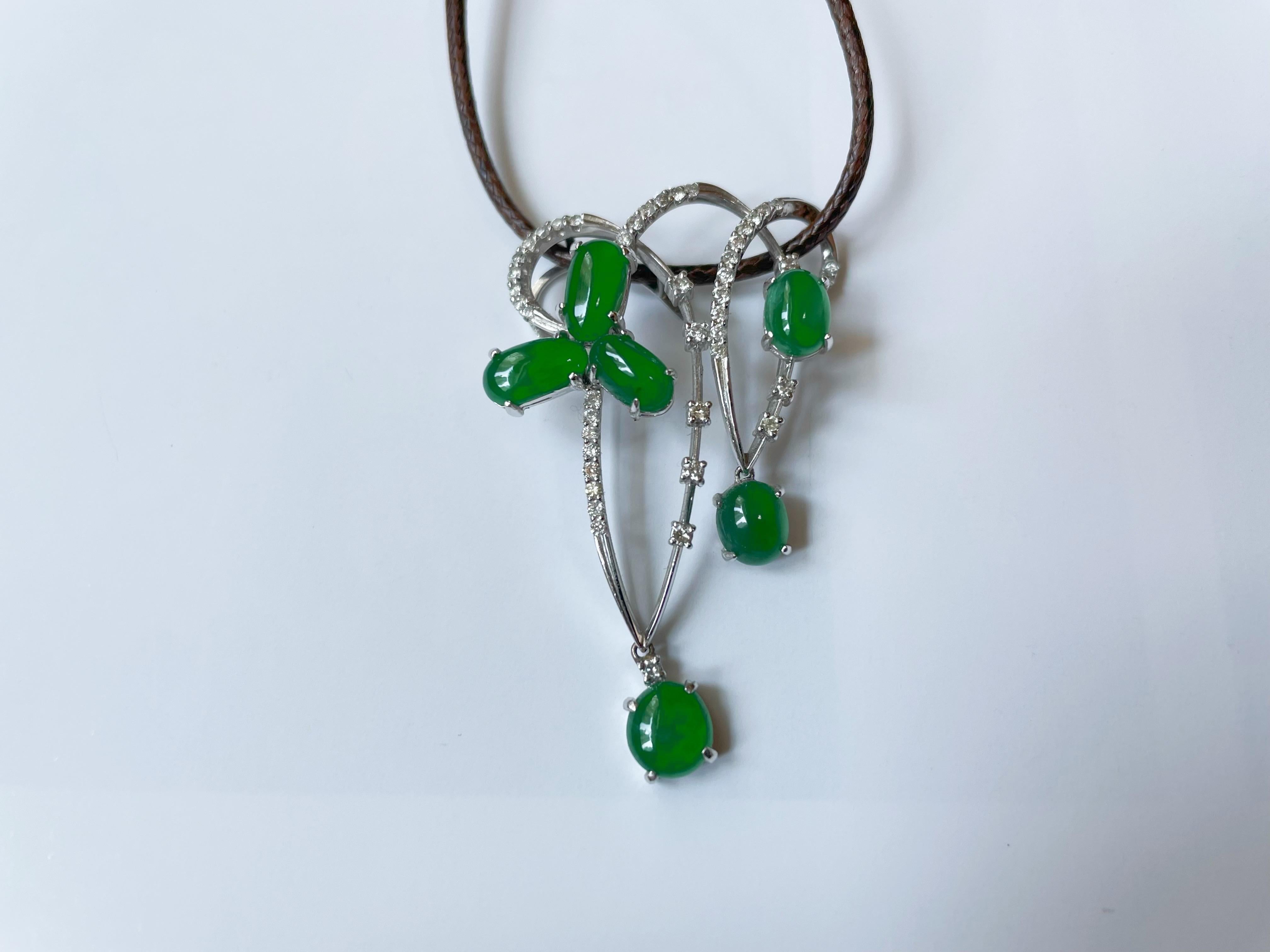 Pendentif de jade vert impérial du Myanmar en or 18 carats avec diamants en vente 12