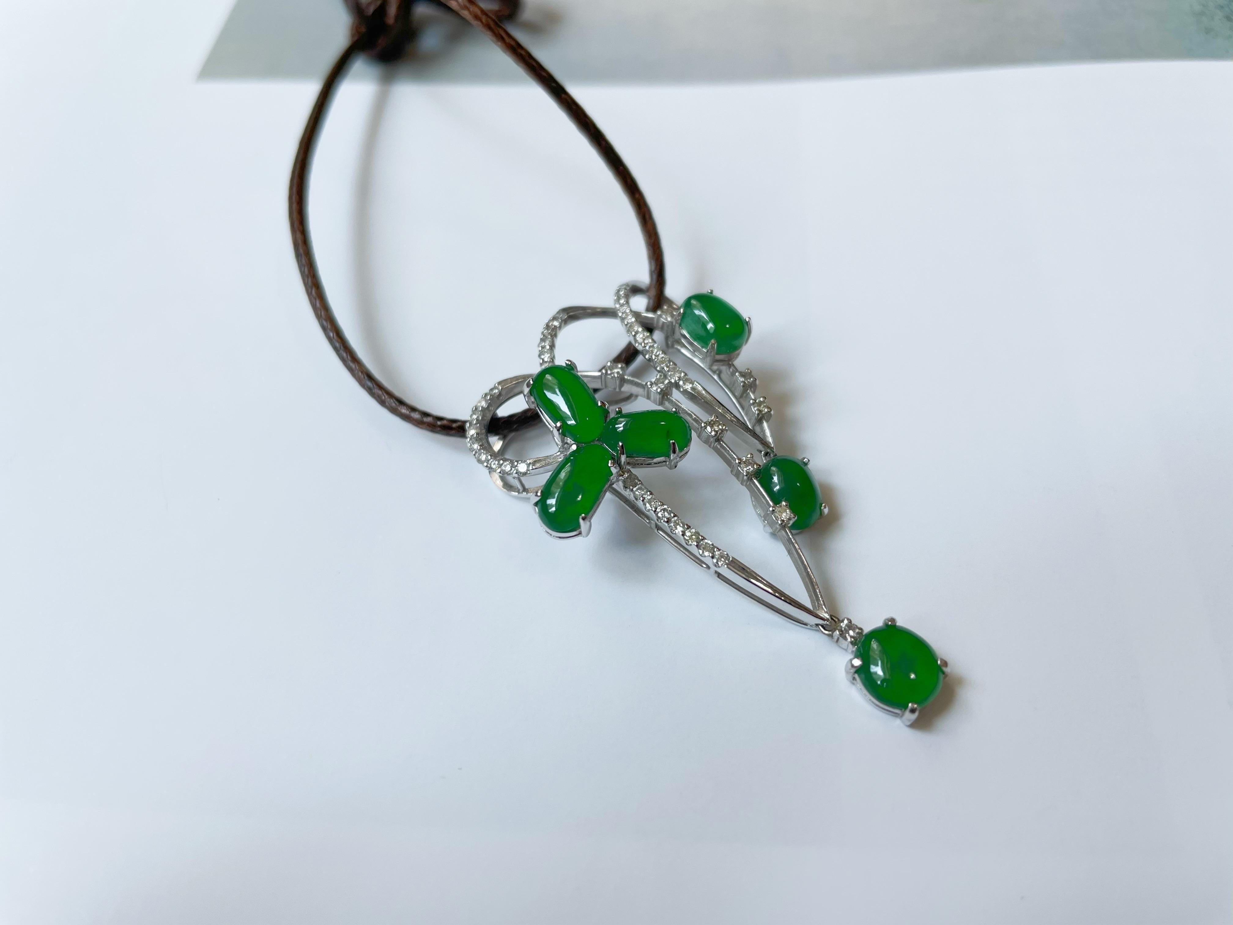 Pendentif de jade vert impérial du Myanmar en or 18 carats avec diamants en vente 13