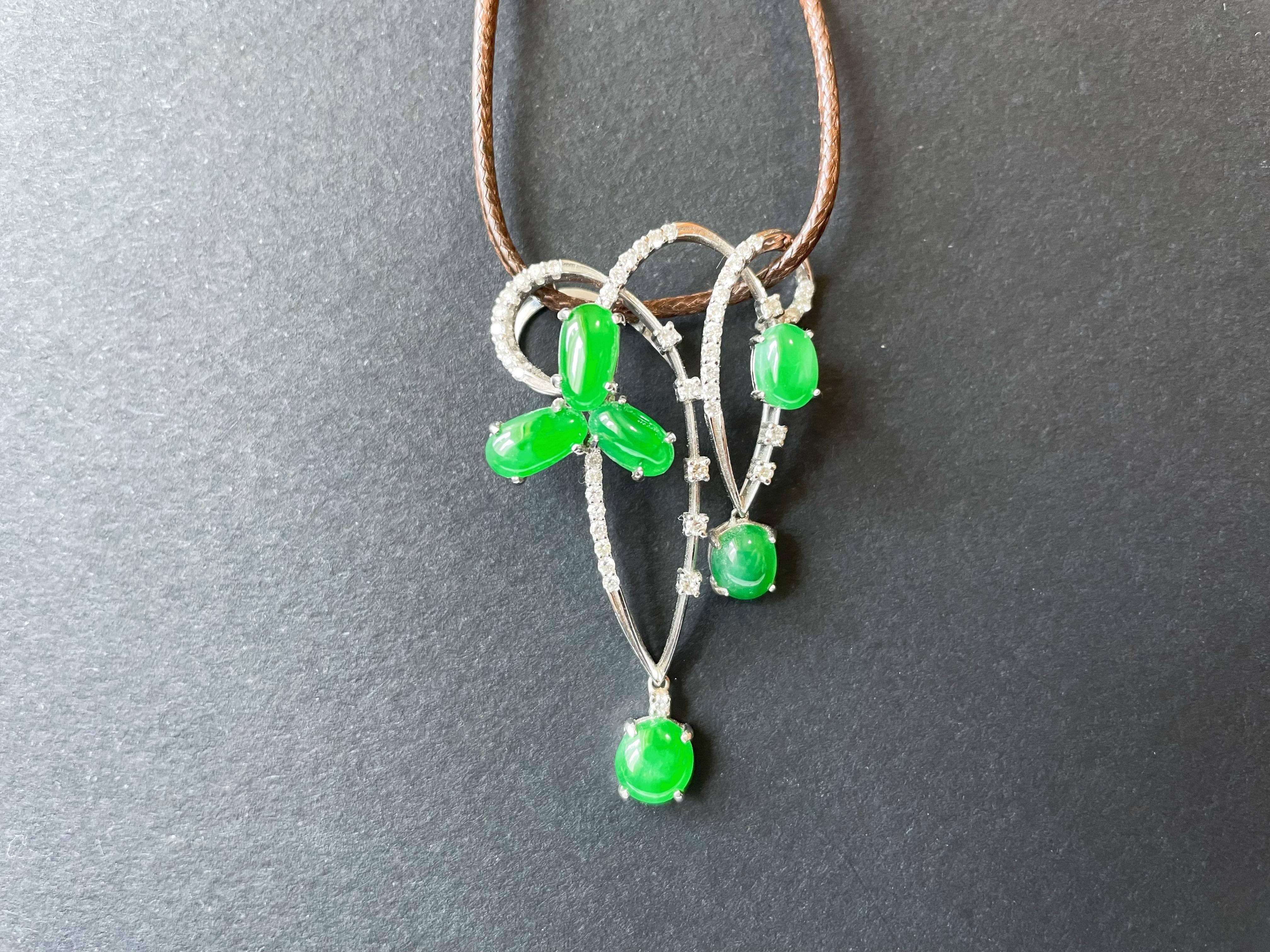 Découvrez l'élégance de notre pendentif en jadéite, composé de six magnifiques cabochons verts naturels. Fabriquée à partir de jadéite du Myanmar de type A non traitée, l'étonnante couleur vert impérial met en valeur l'art de la nature.

Ce