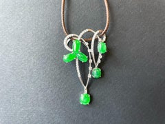 Pendentif de jade vert impérial du Myanmar en or 18 carats avec diamants