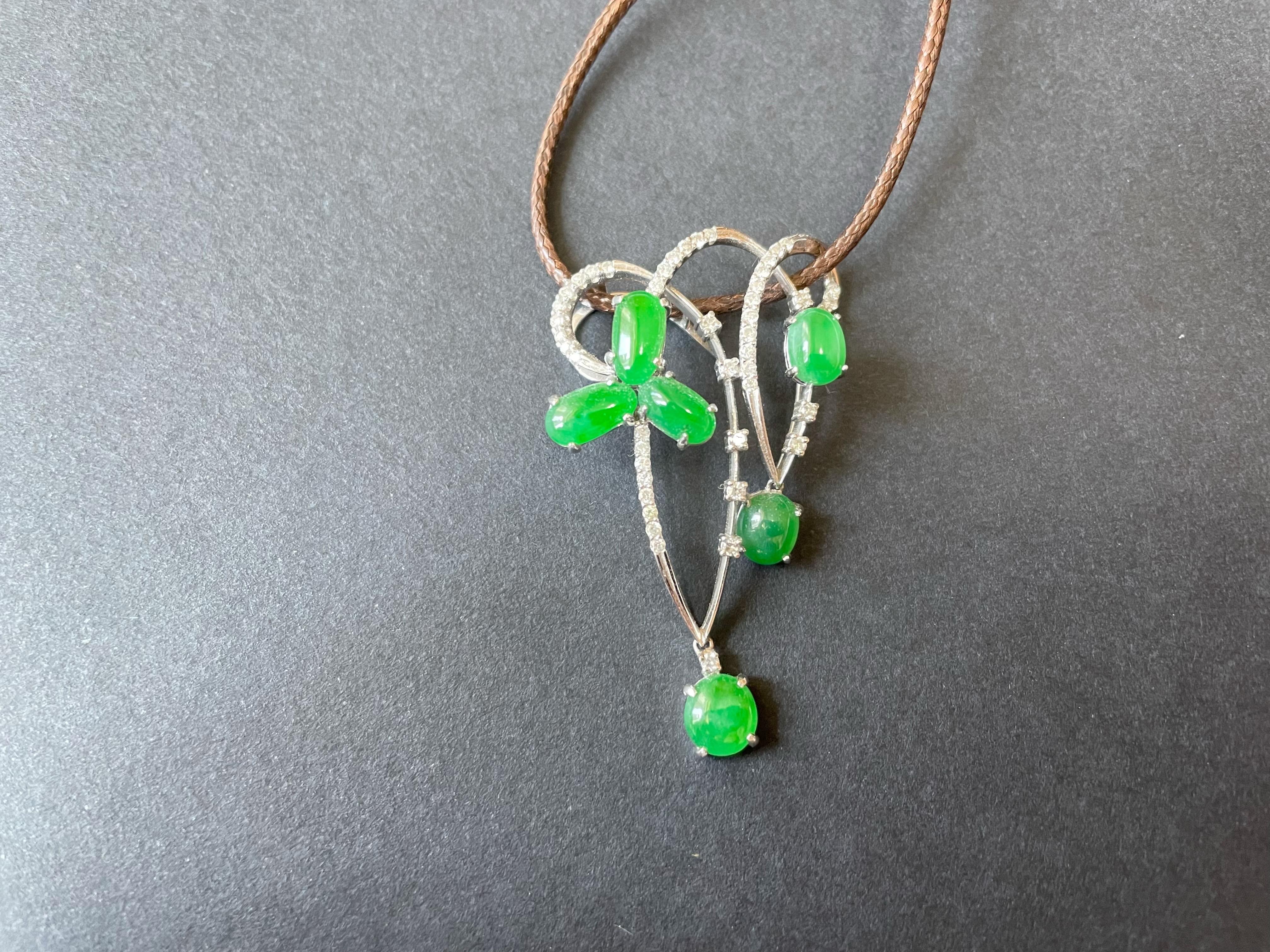 Taille ovale Pendentif de jade vert impérial du Myanmar en or 18 carats avec diamants en vente