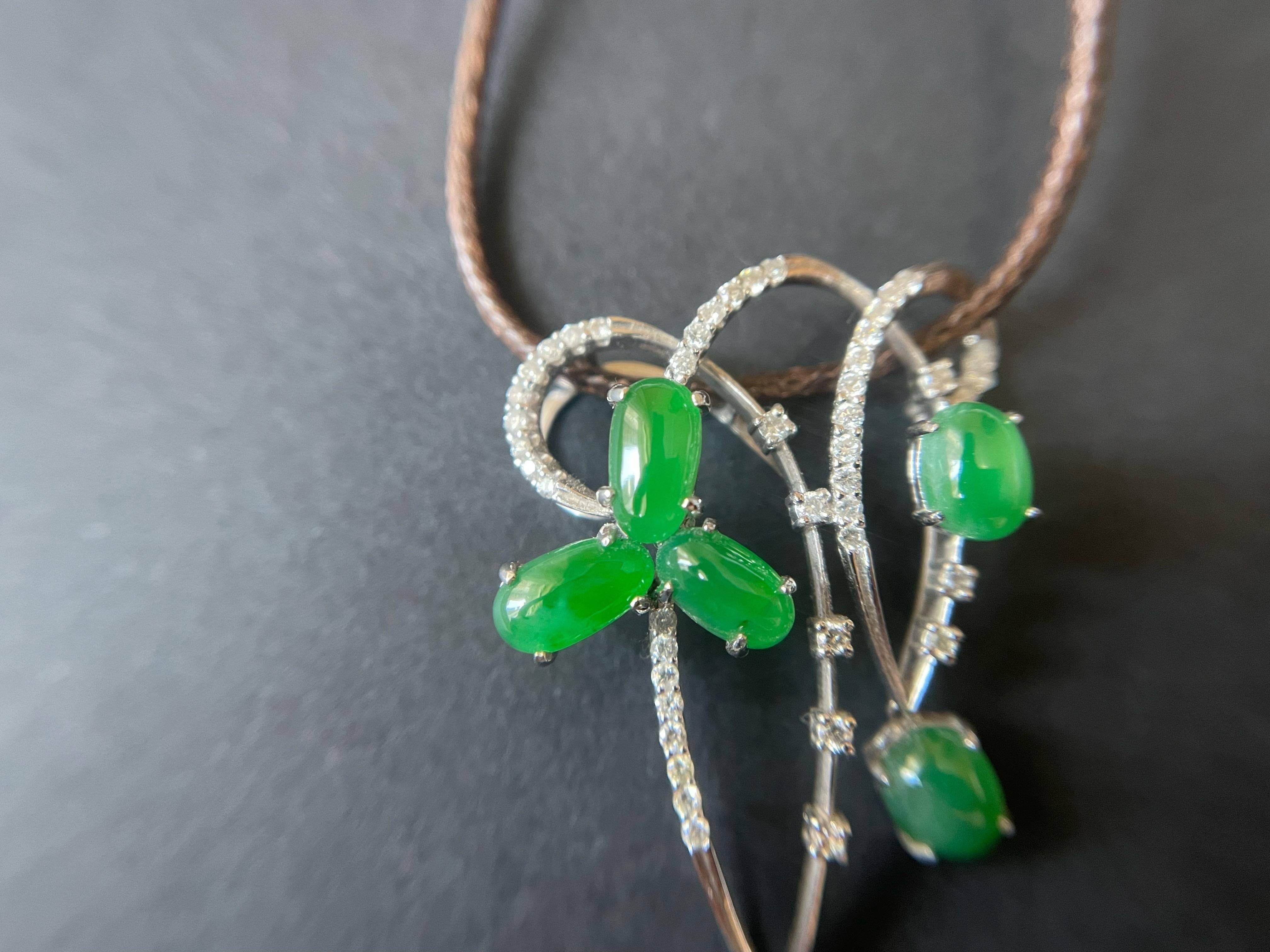 Pendentif de jade vert impérial du Myanmar en or 18 carats avec diamants Neuf - En vente à Kowloon, HK