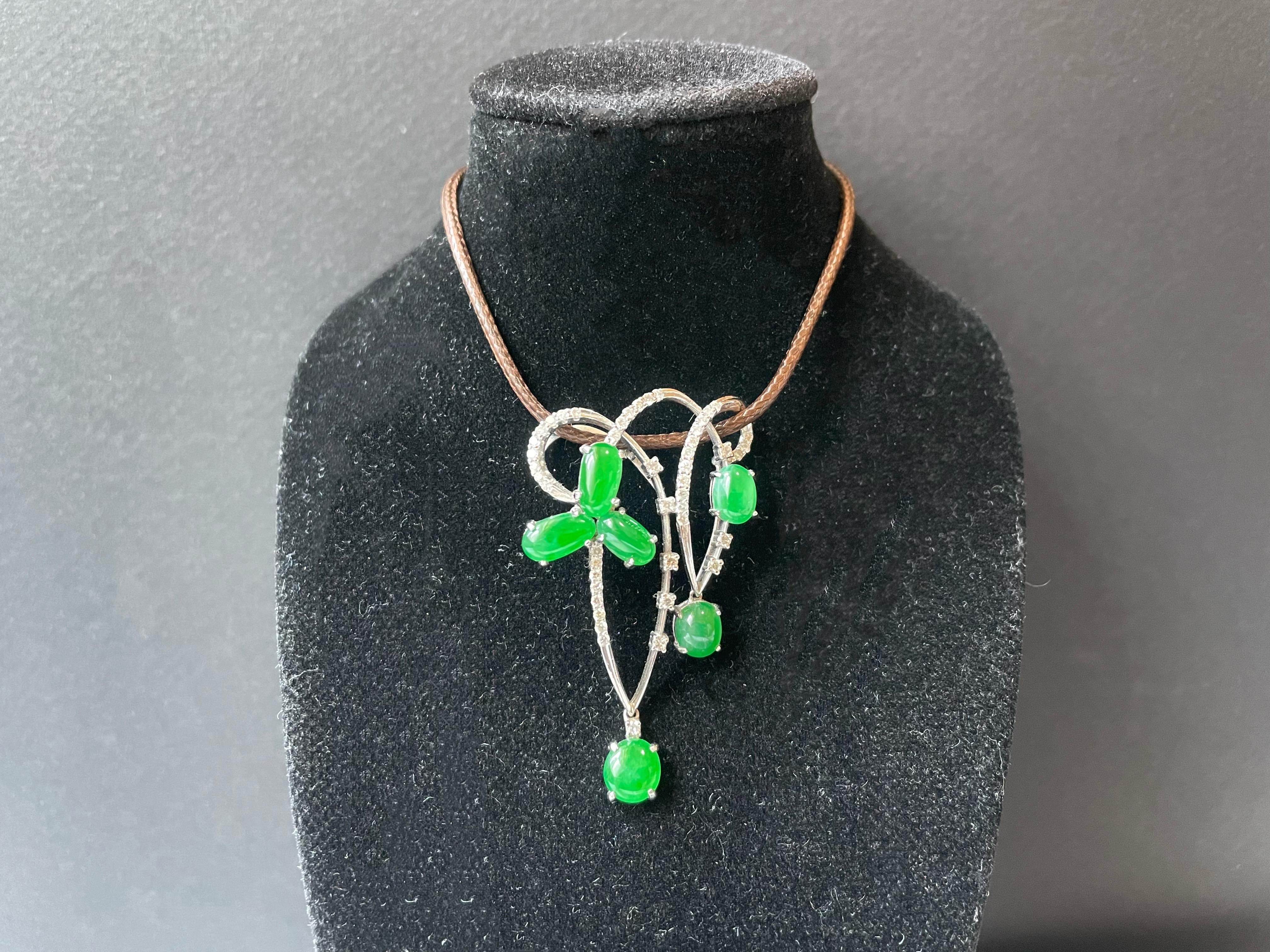 Pendentif de jade vert impérial du Myanmar en or 18 carats avec diamants Unisexe en vente