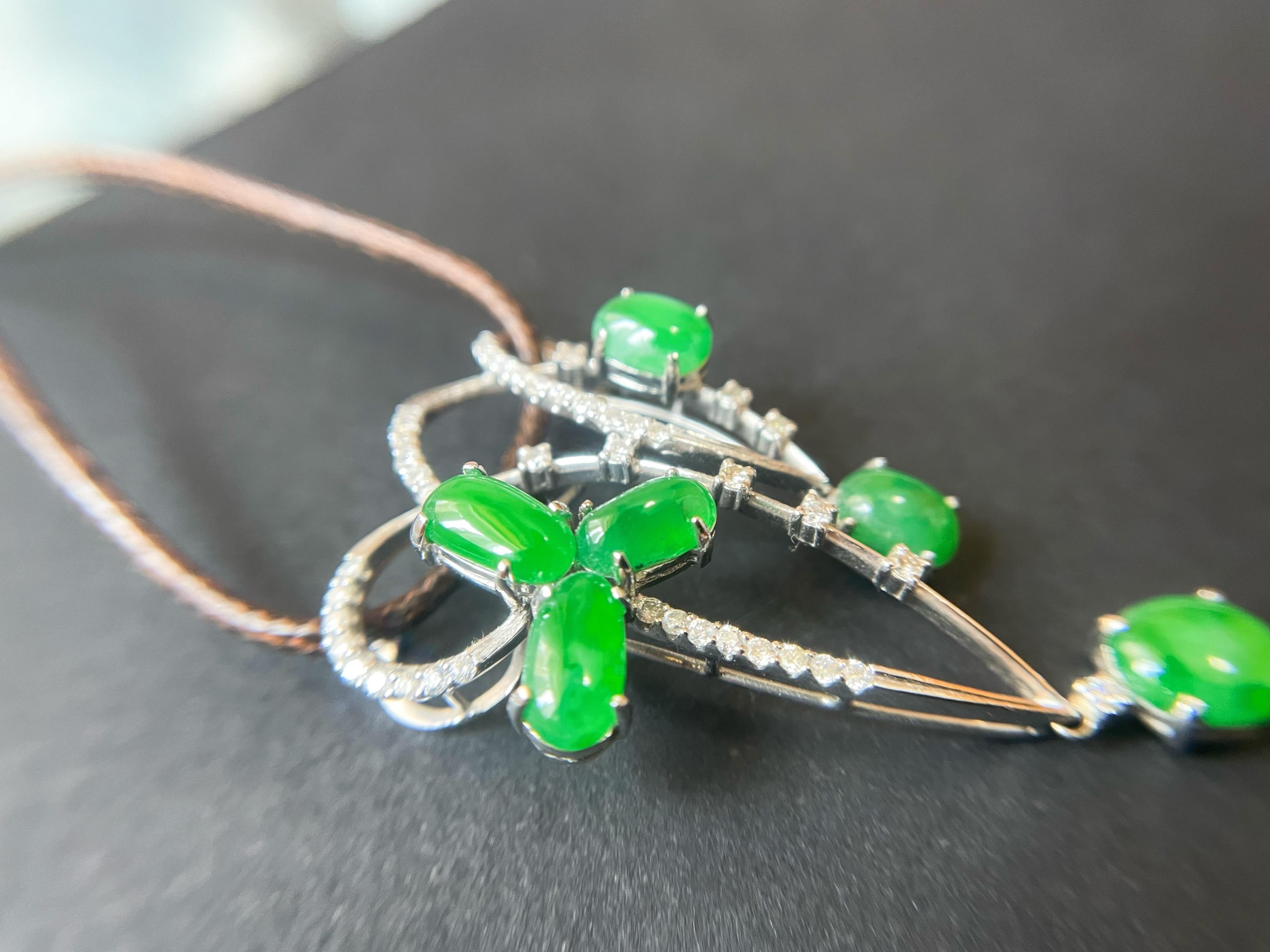 Pendentif de jade vert impérial du Myanmar en or 18 carats avec diamants en vente 1