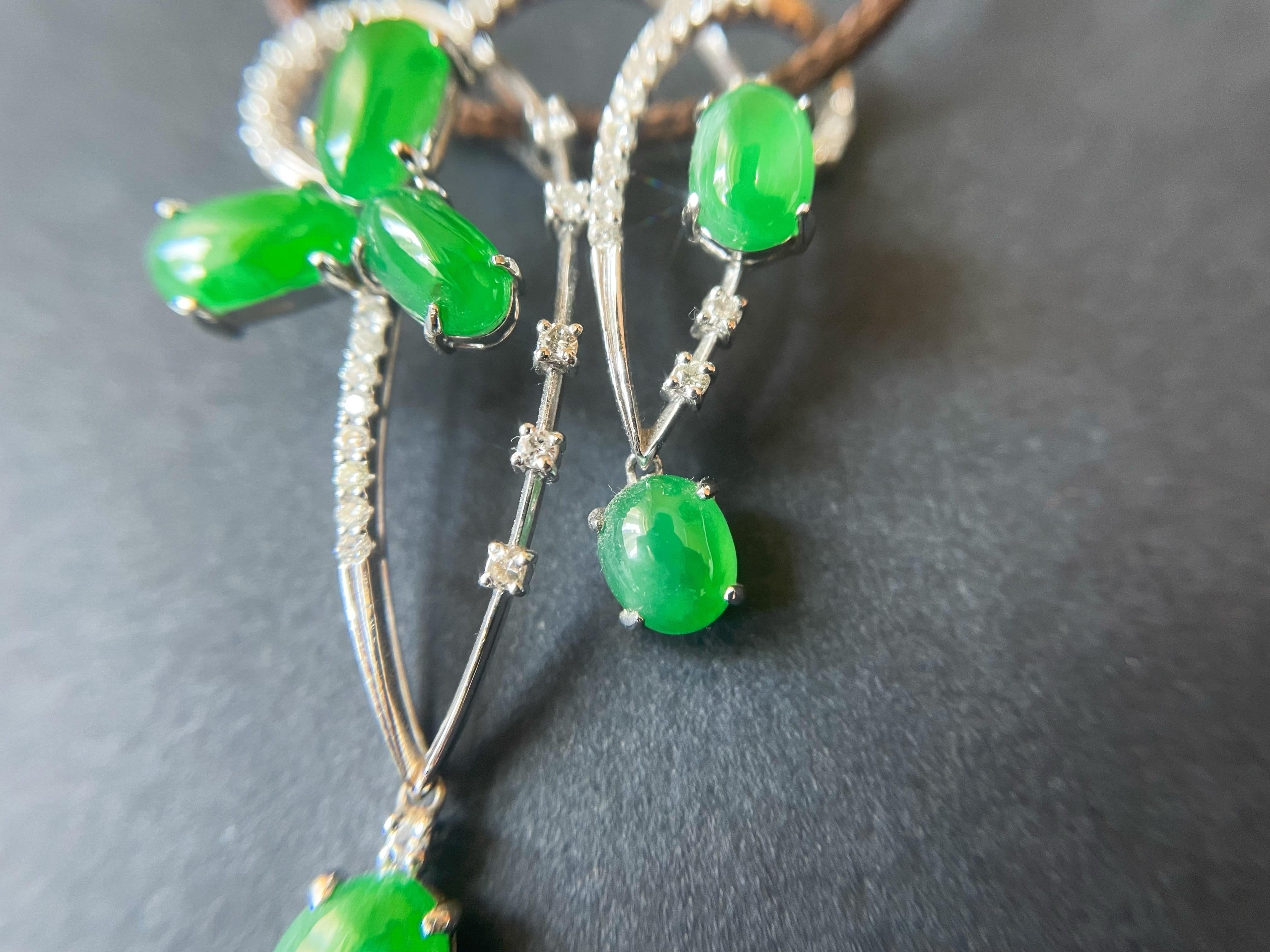 Pendentif de jade vert impérial du Myanmar en or 18 carats avec diamants en vente 2