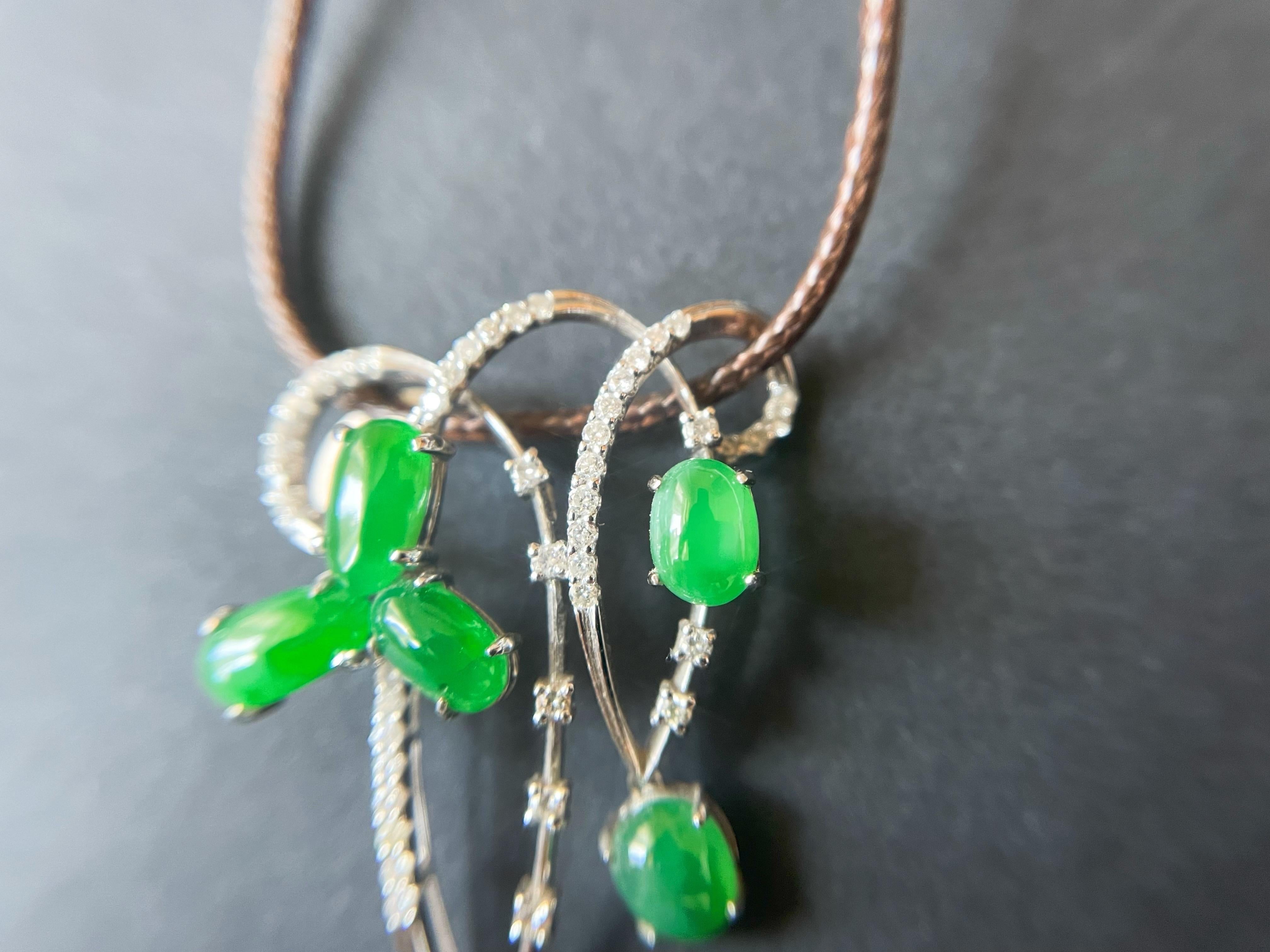 Pendentif de jade vert impérial du Myanmar en or 18 carats avec diamants en vente 3