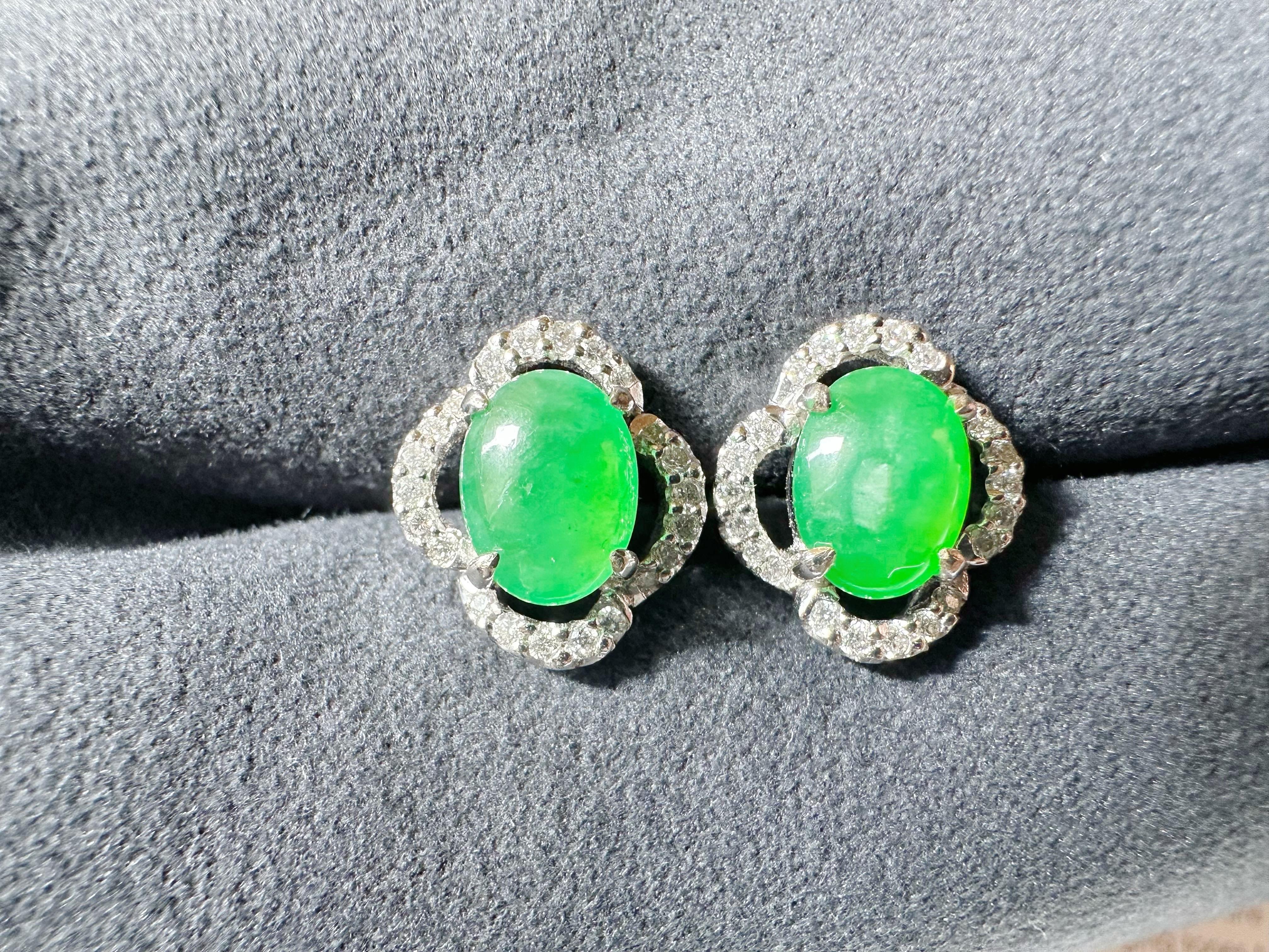 Découvrez la beauté de ces boucles d'oreilles fabriquées à la main avec du jade vert impérial de première qualité. Des diamants étincelants entourent le design et mettent en valeur une charmante forme de feuille de trèfle, symbole de chance et de