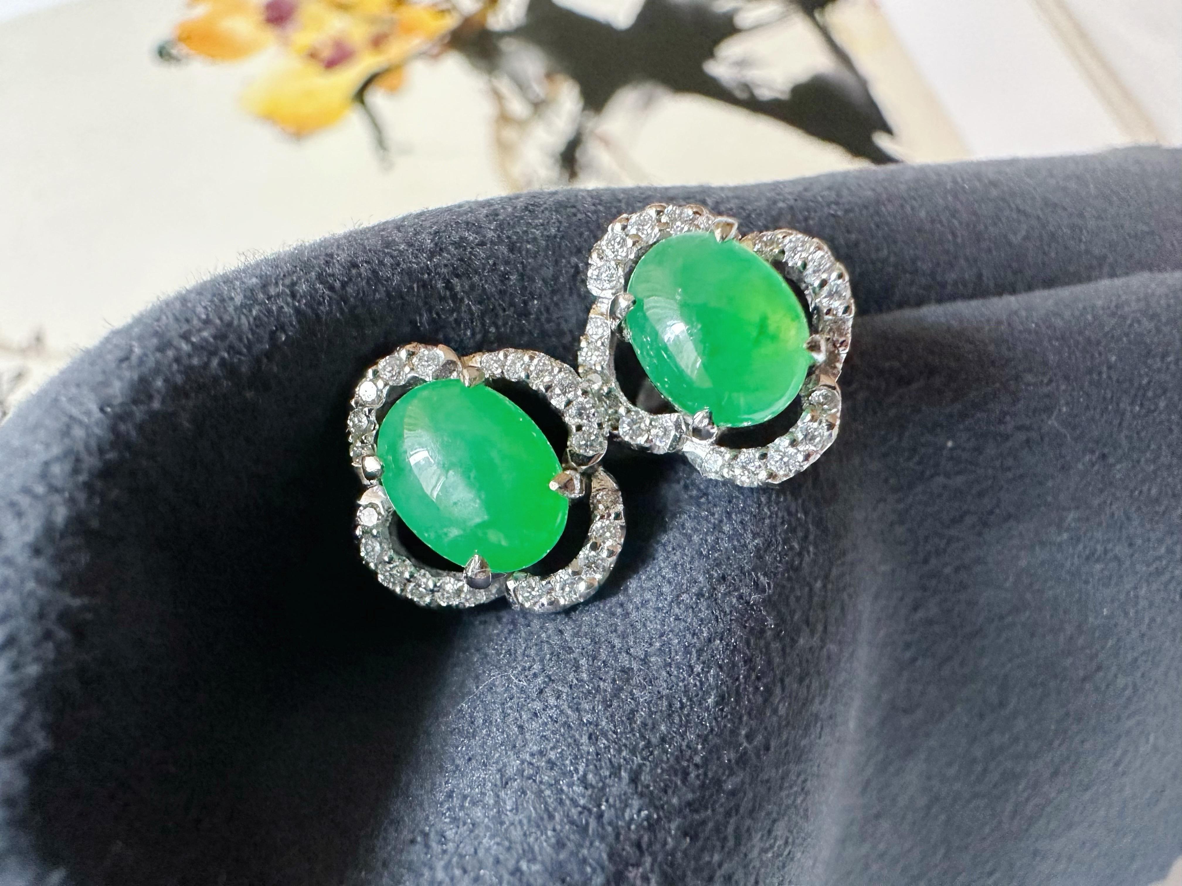 Taille ovale Boucles d'oreilles en Jade Cui Fei vert impérial naturel du Myanmar Clover Leaf Design (feuille de trèfle) en vente