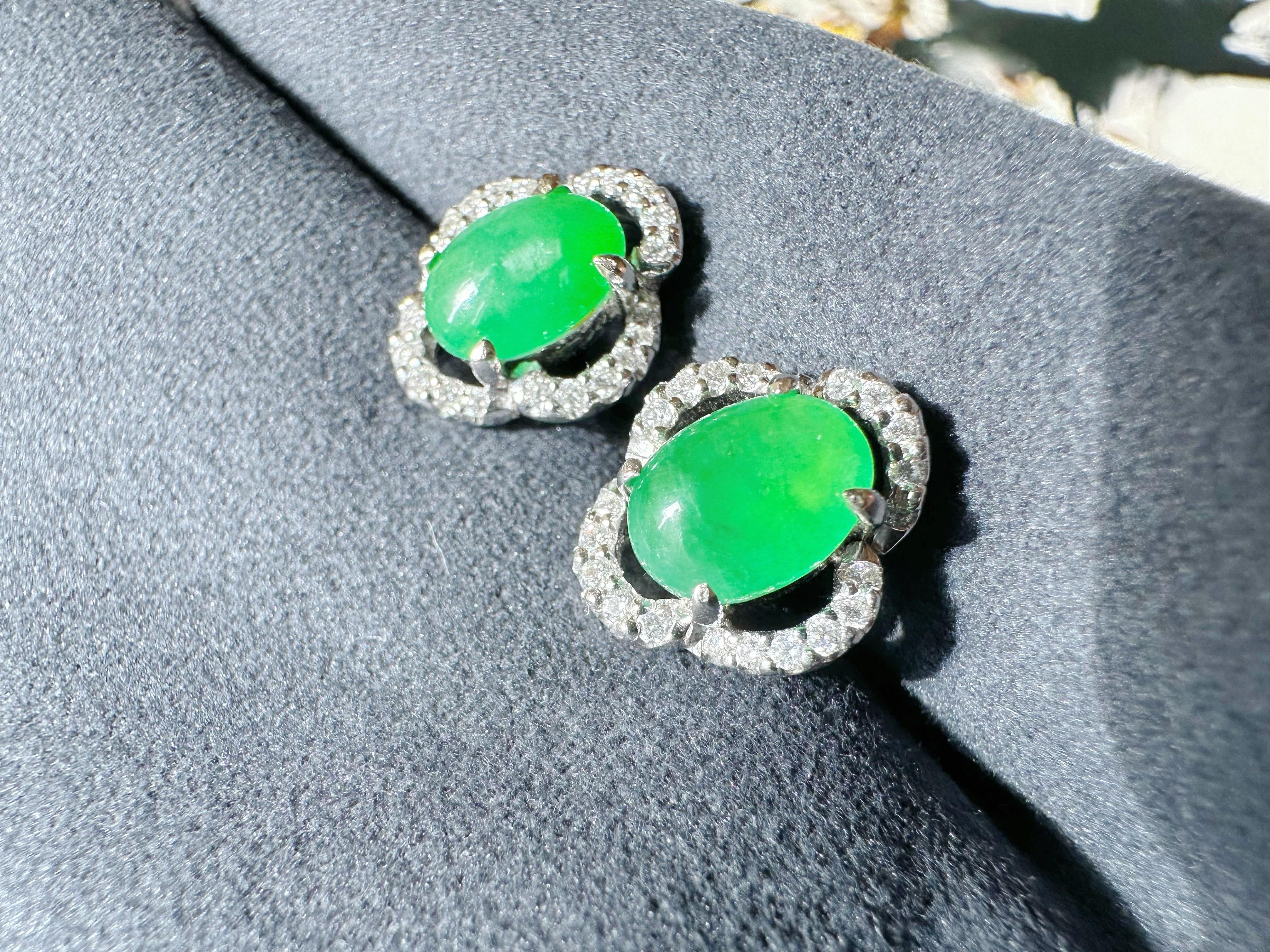 Boucles d'oreilles en Jade Cui Fei vert impérial naturel du Myanmar Clover Leaf Design (feuille de trèfle) Unisexe en vente