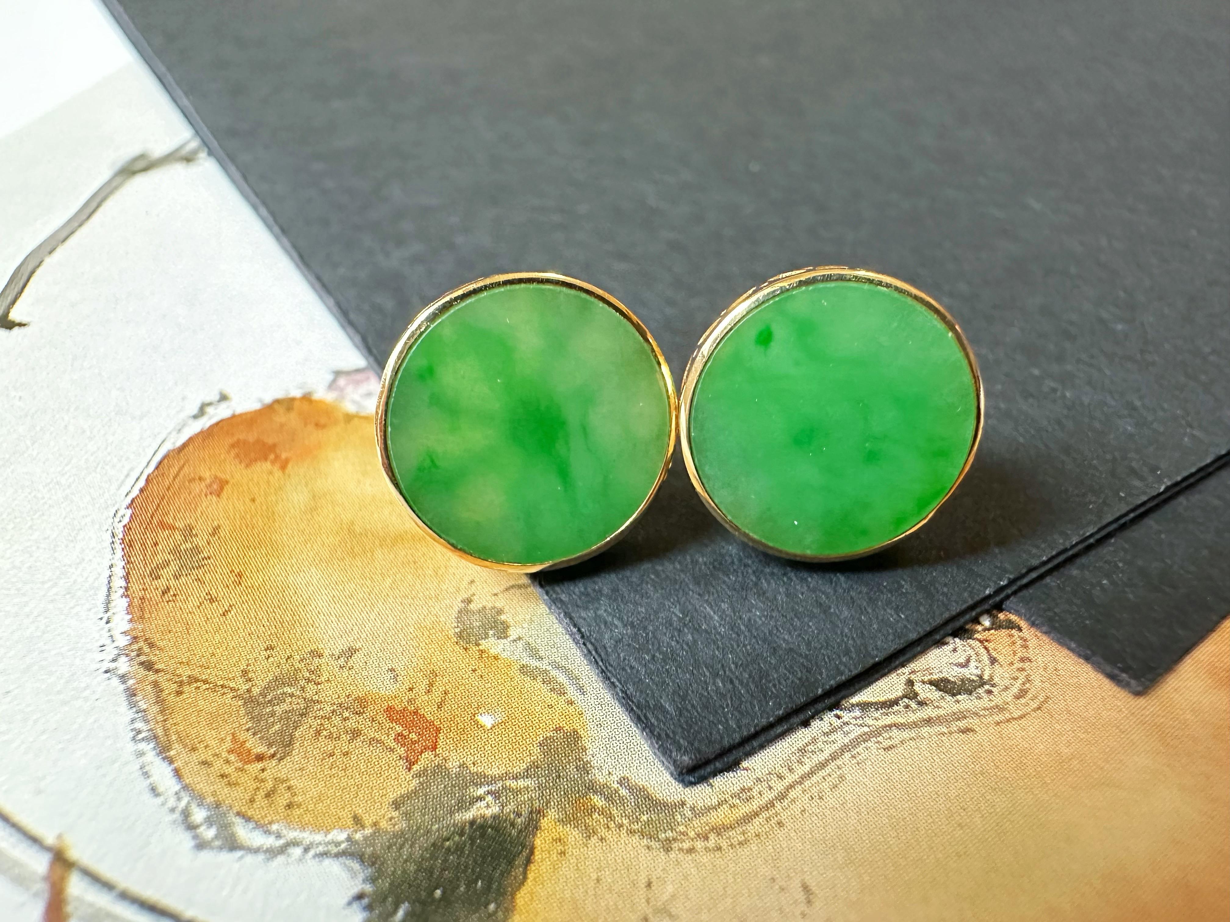 Wir stellen unsere natürlichen Myanmar Imperial Green Icy Type Round Jadeite Ohrringe in 18K Gold vor, ein atemberaubendes Paar Ohrstecker, das Eleganz und Charme ausstrahlt.

Diese exquisiten Ohrringe bestehen aus runden Jadeit-Edelsteinen, die aus