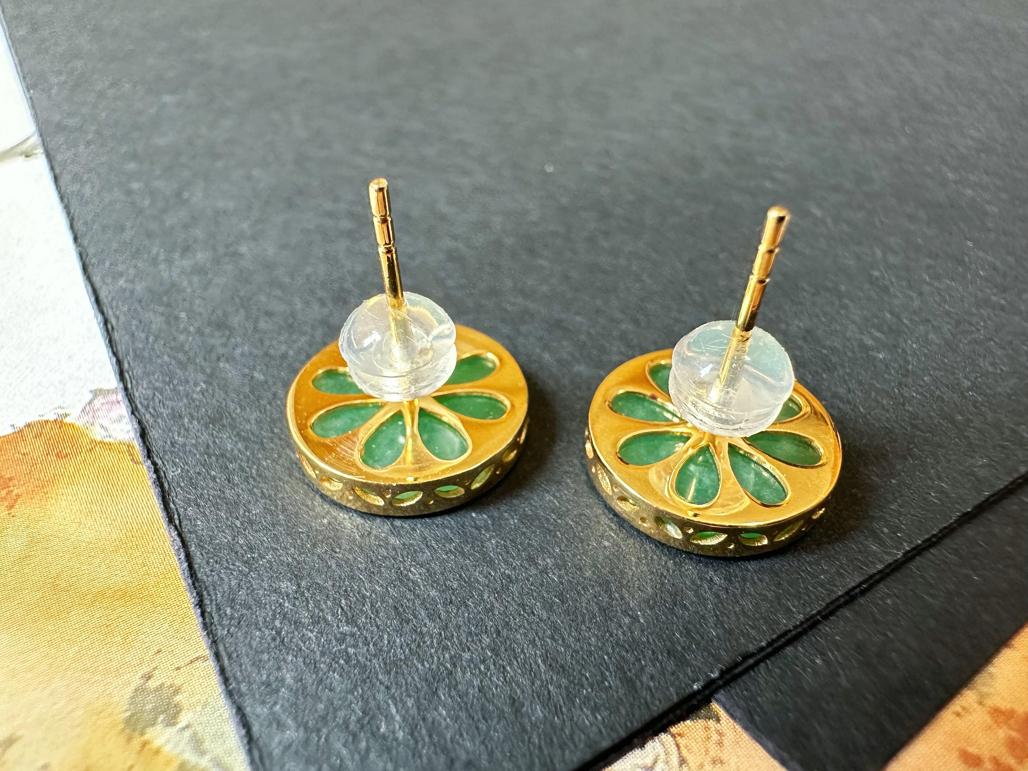 Natural Myanmar Imperial Green Icy Type Round Jadeite Earrings in 18K Gold In New Condition For Sale In Kowloon, HK