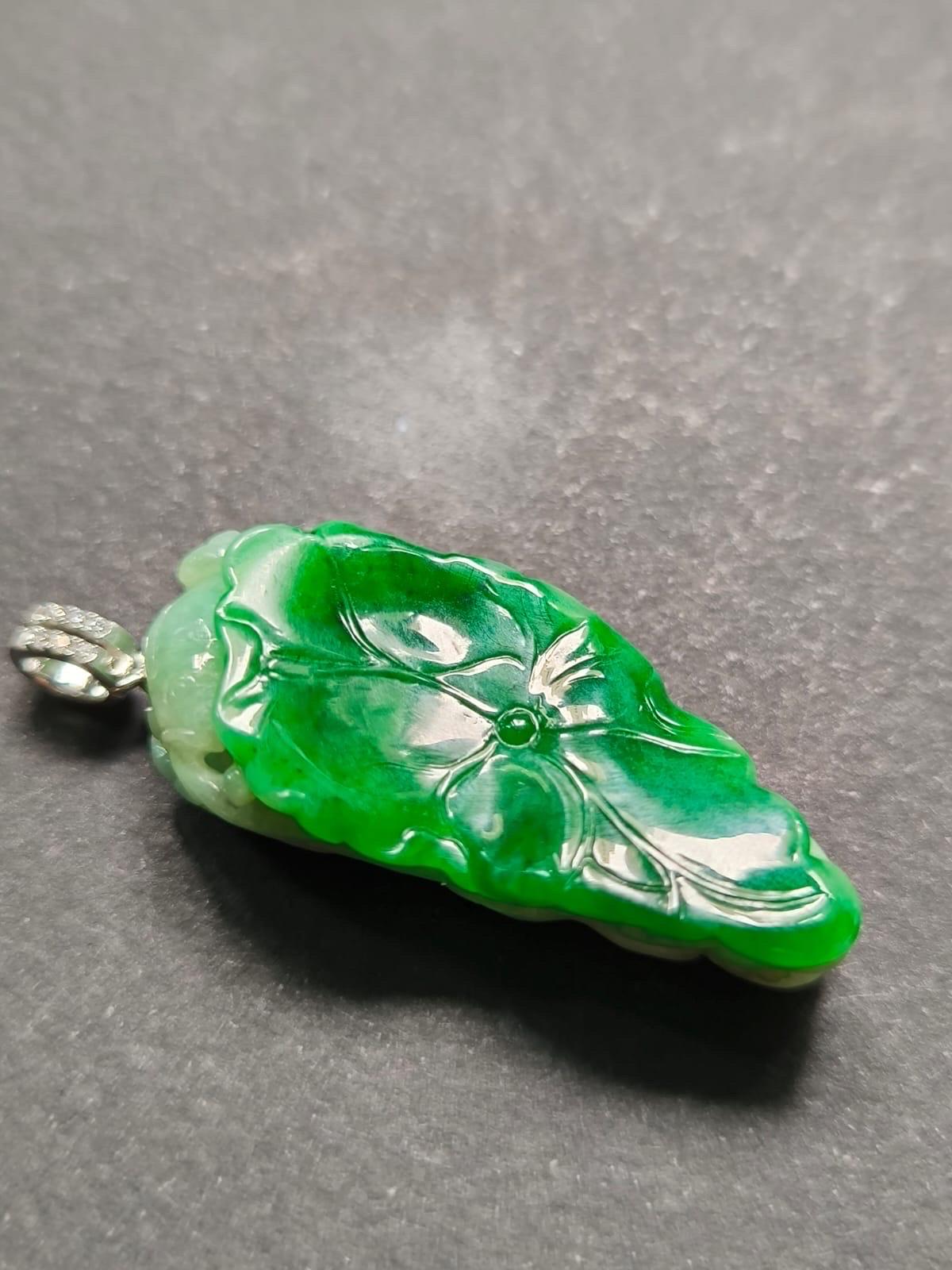 Pendentif en jade vert impérial du Myanmar, serti d'or blanc 18 carats en vente 4
