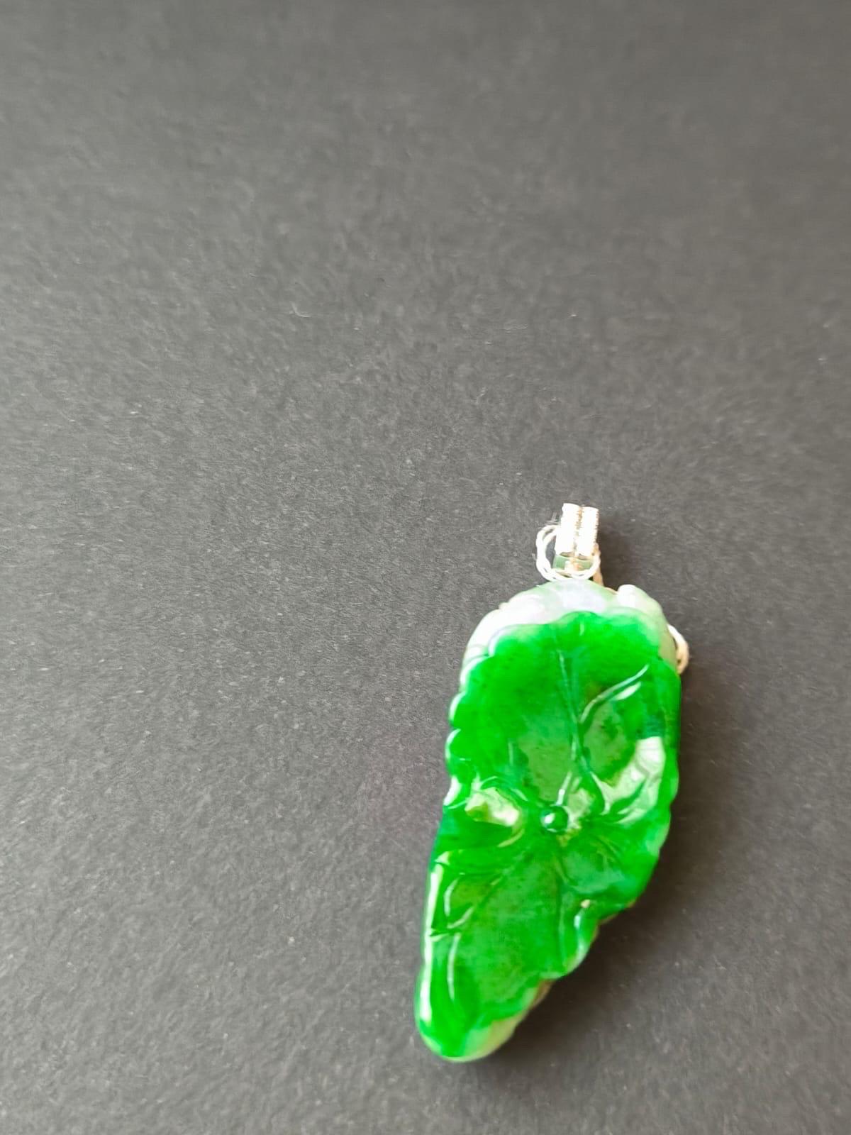 Pendentif en jade vert impérial du Myanmar, serti d'or blanc 18 carats en vente 7