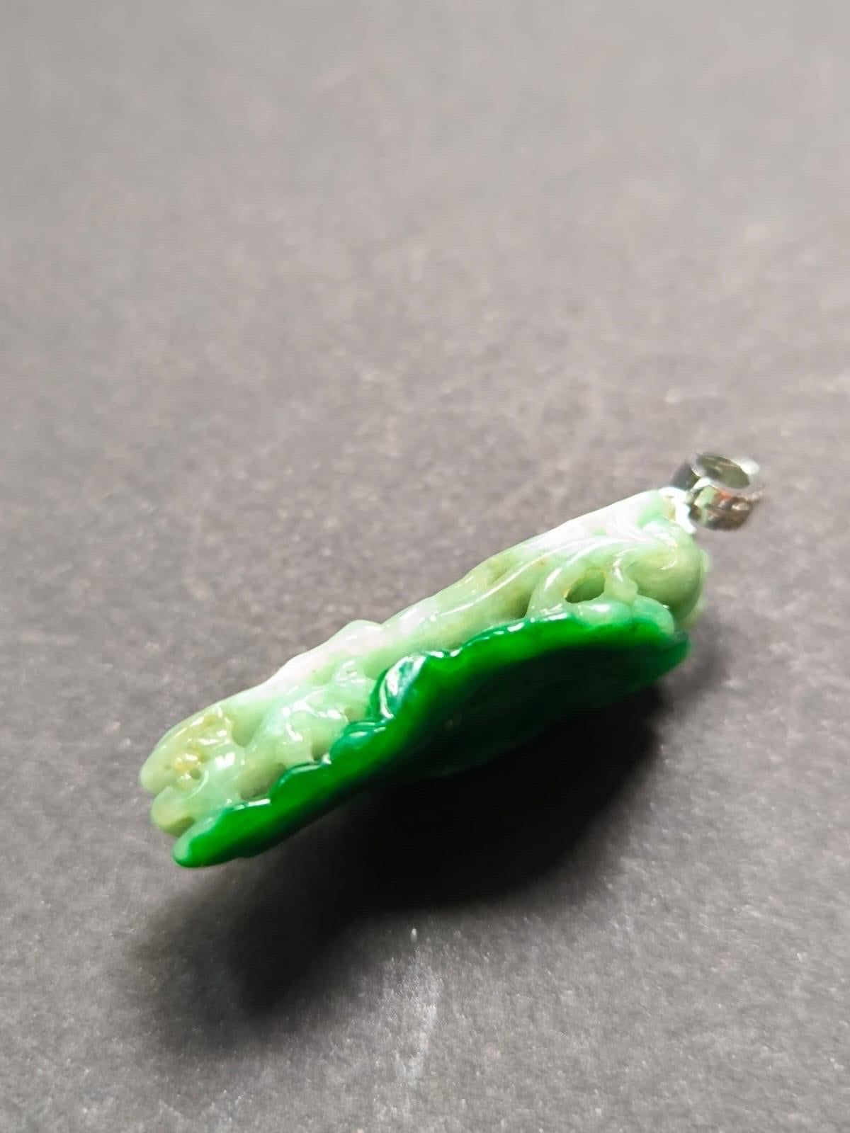 Pendentif en jade vert impérial du Myanmar, serti d'or blanc 18 carats en vente 8