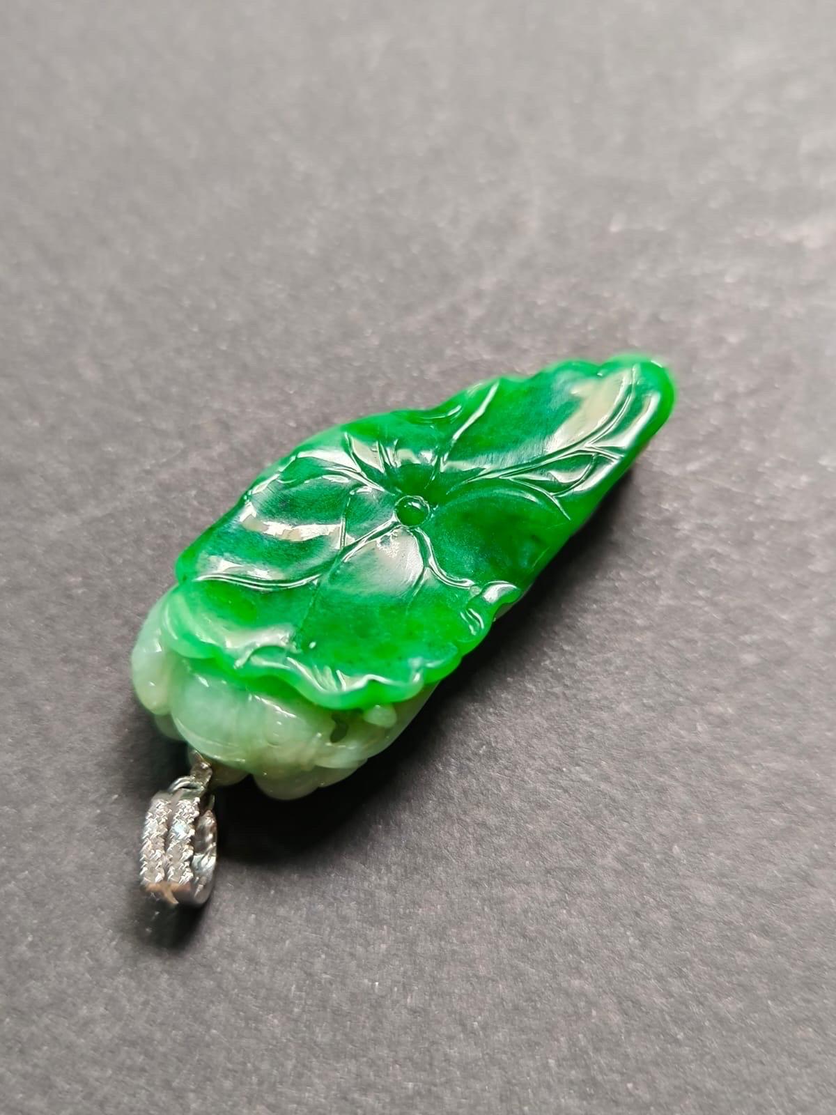 Pendentif en jade vert impérial du Myanmar, serti d'or blanc 18 carats en vente 10