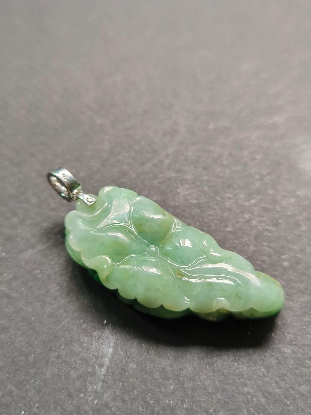 Pendentif en jade vert impérial du Myanmar, serti d'or blanc 18 carats en vente 11