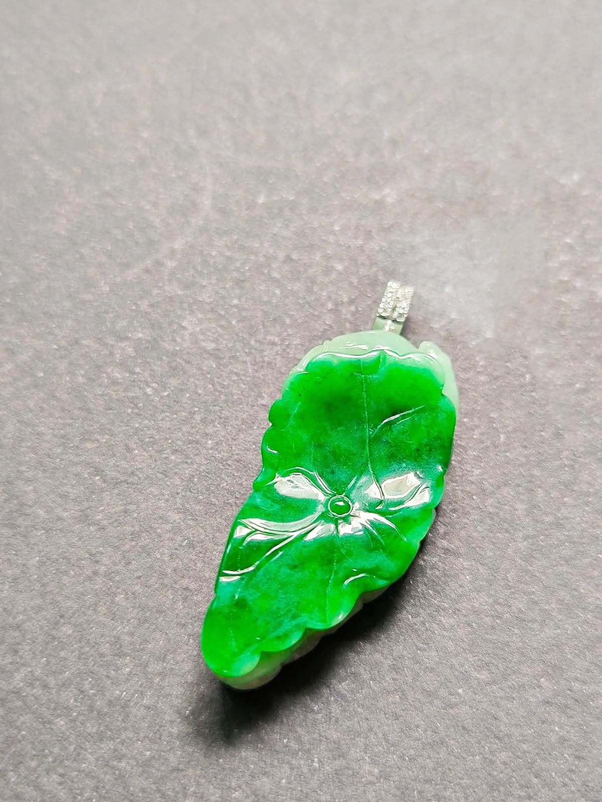 Art nouveau Pendentif en jade vert impérial du Myanmar, serti d'or blanc 18 carats en vente