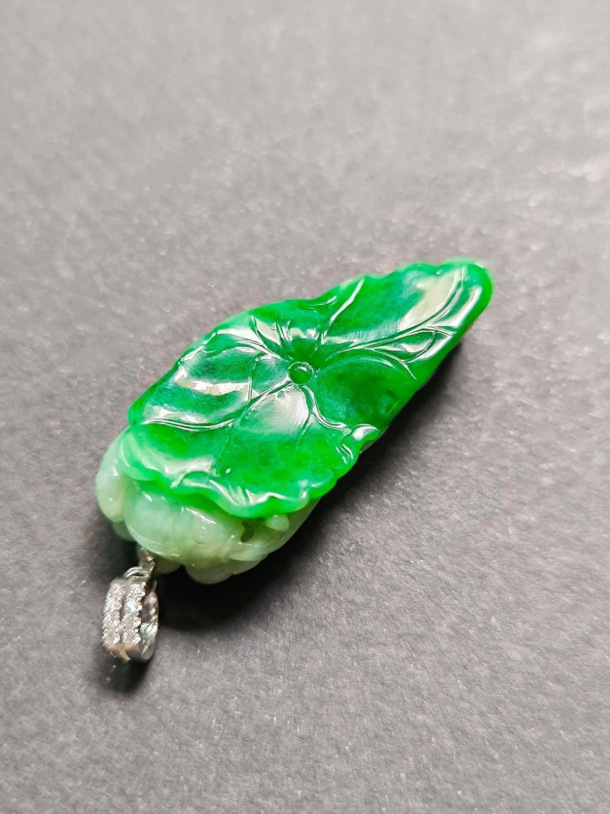 Taille mixte Pendentif en jade vert impérial du Myanmar, serti d'or blanc 18 carats en vente