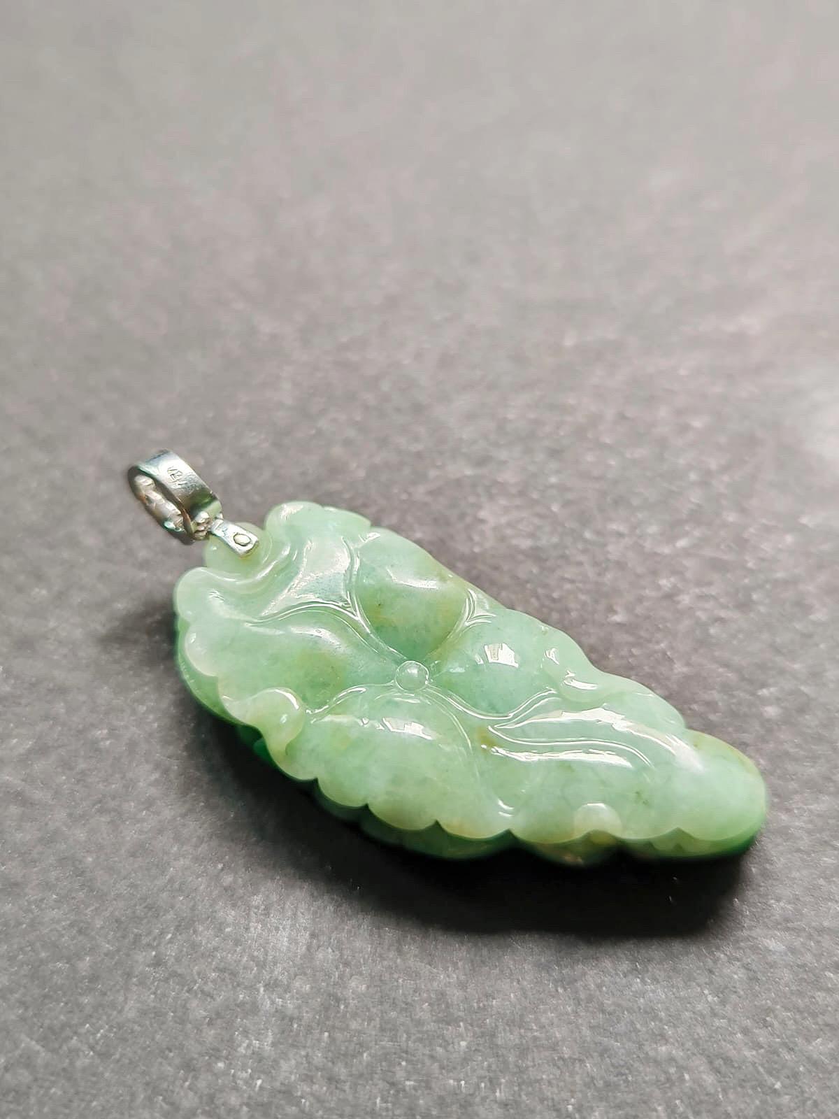 Pendentif en jade vert impérial du Myanmar, serti d'or blanc 18 carats Neuf - En vente à Kowloon, HK