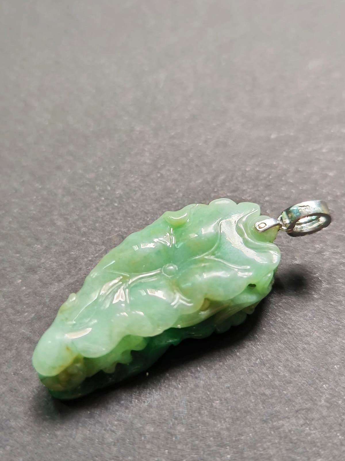 Pendentif en jade vert impérial du Myanmar, serti d'or blanc 18 carats Unisexe en vente