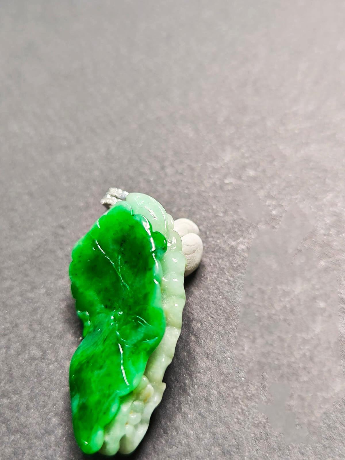 Pendentif en jade vert impérial du Myanmar, serti d'or blanc 18 carats en vente 2