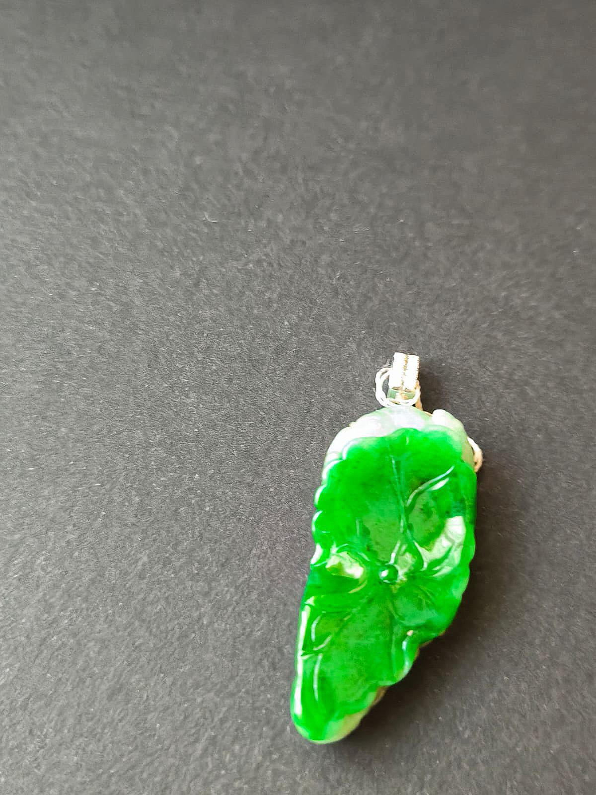 Pendentif en jade vert impérial du Myanmar, serti d'or blanc 18 carats en vente 3