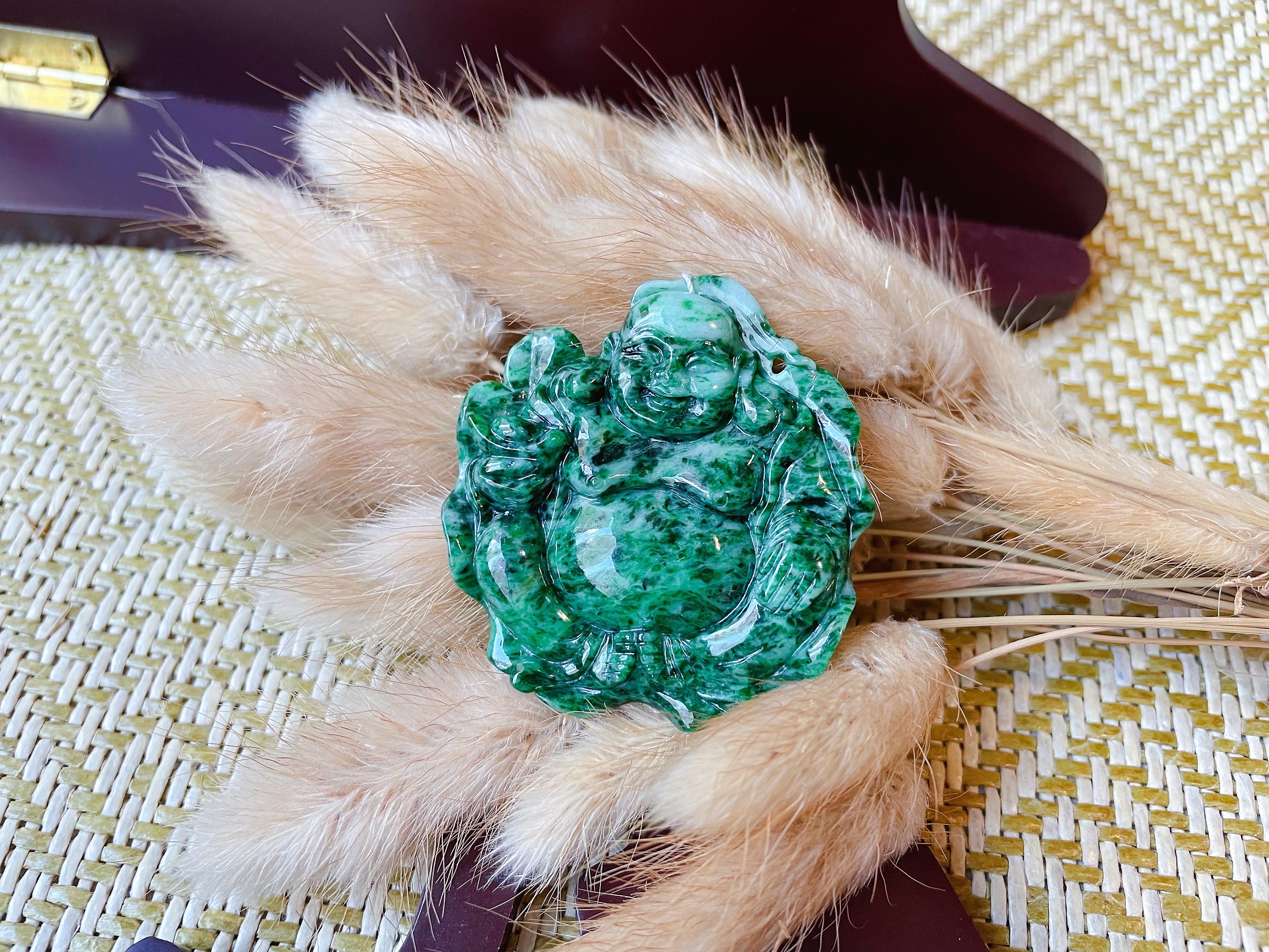 Questo ciondolo di giada è 100% giada naturale, non trattata e non tinta di tipo A del Myanmar. È scolpito a mano in forma di Buddha Felice. La bellissima texture fine con macchie verdi simili a un motivo marmoreo regalato da Mother Nature, rende