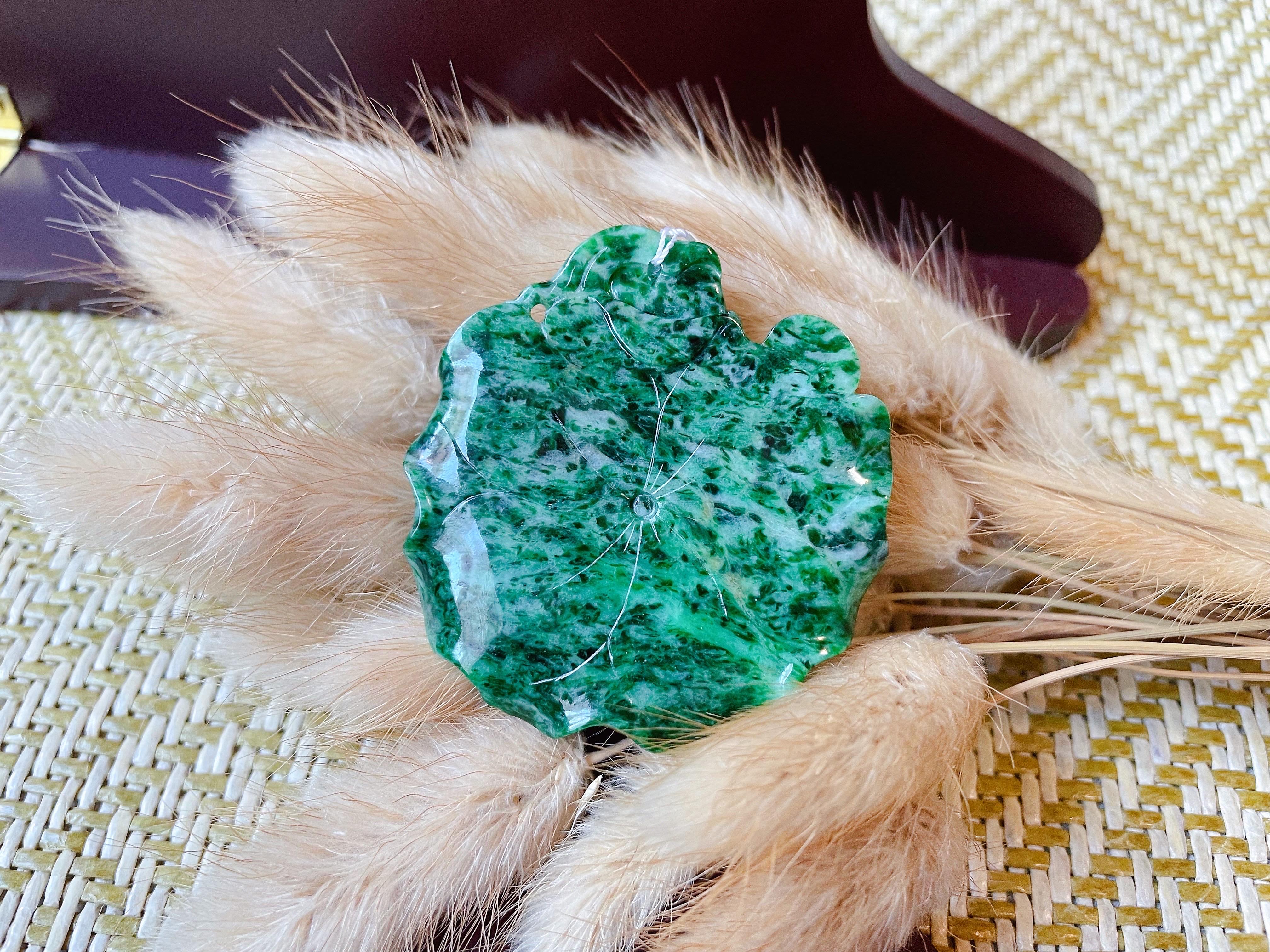 Giada naturale del Myanmar di colore verde intenso Happy Buddha, ciondolo per la creazione di gioielli in vendita 3