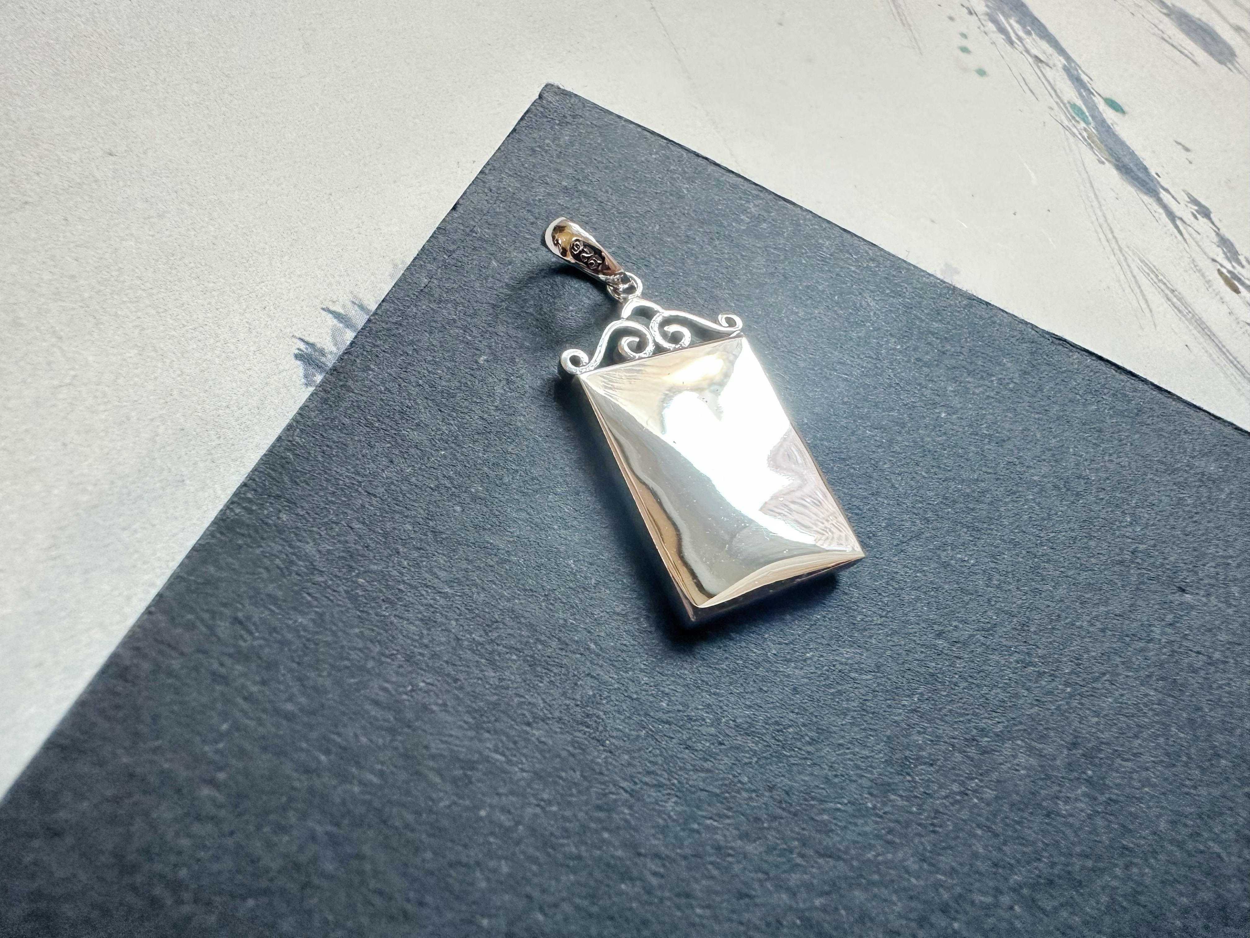 Natural Myanmar Intense Green Jade Pendant in 18K White Gold Plated Silver in vendita 6