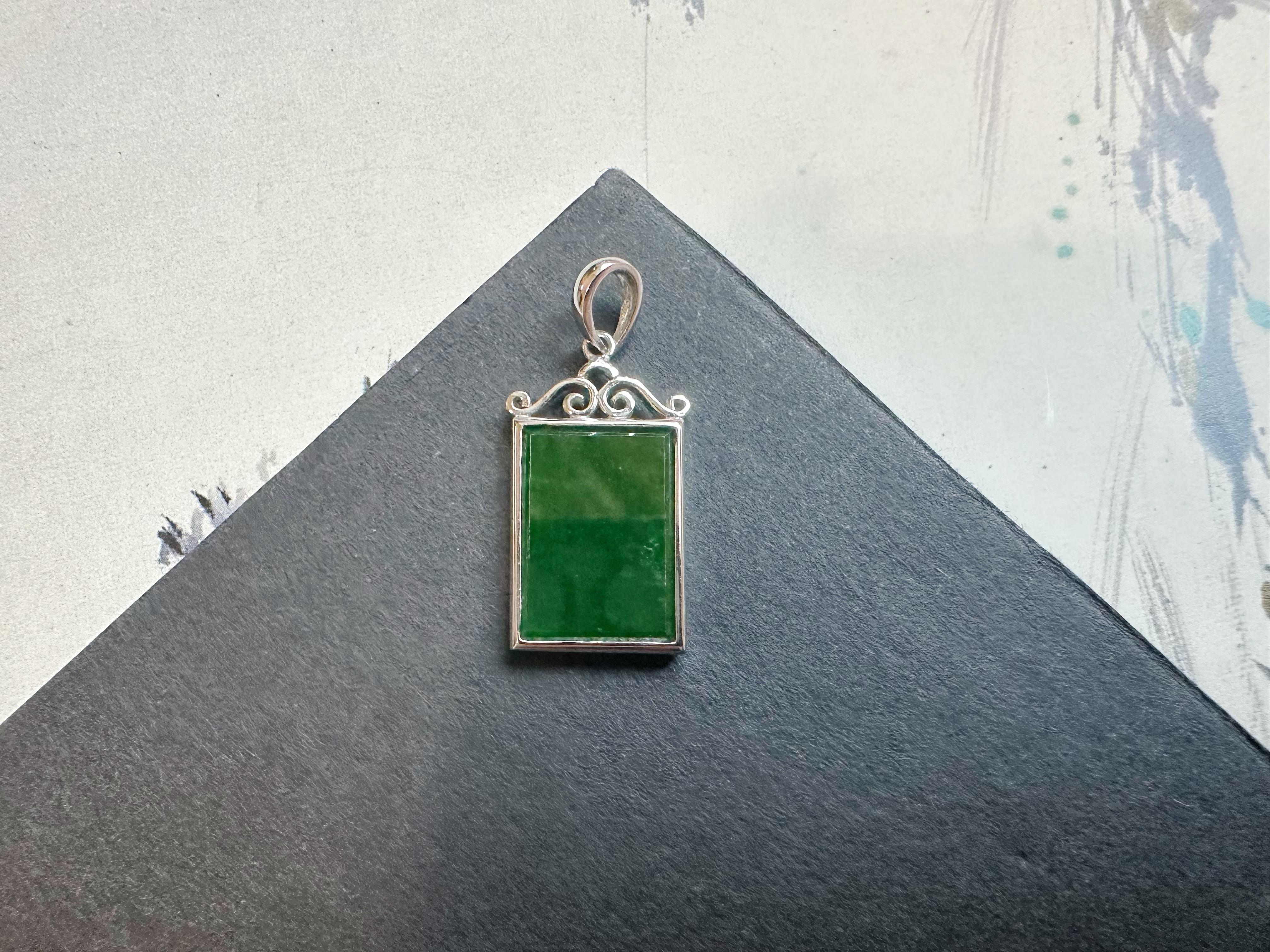 Scopri la bellezza del nostro squisito ciondolo di giada, realizzato con giada naturale al 100%, non trattata e non tinta di tipo A del Myanmar. Incastonato in un lussuoso oro bianco 18 carati, questo pezzo sorprendente mostra un'intensa tonalità di