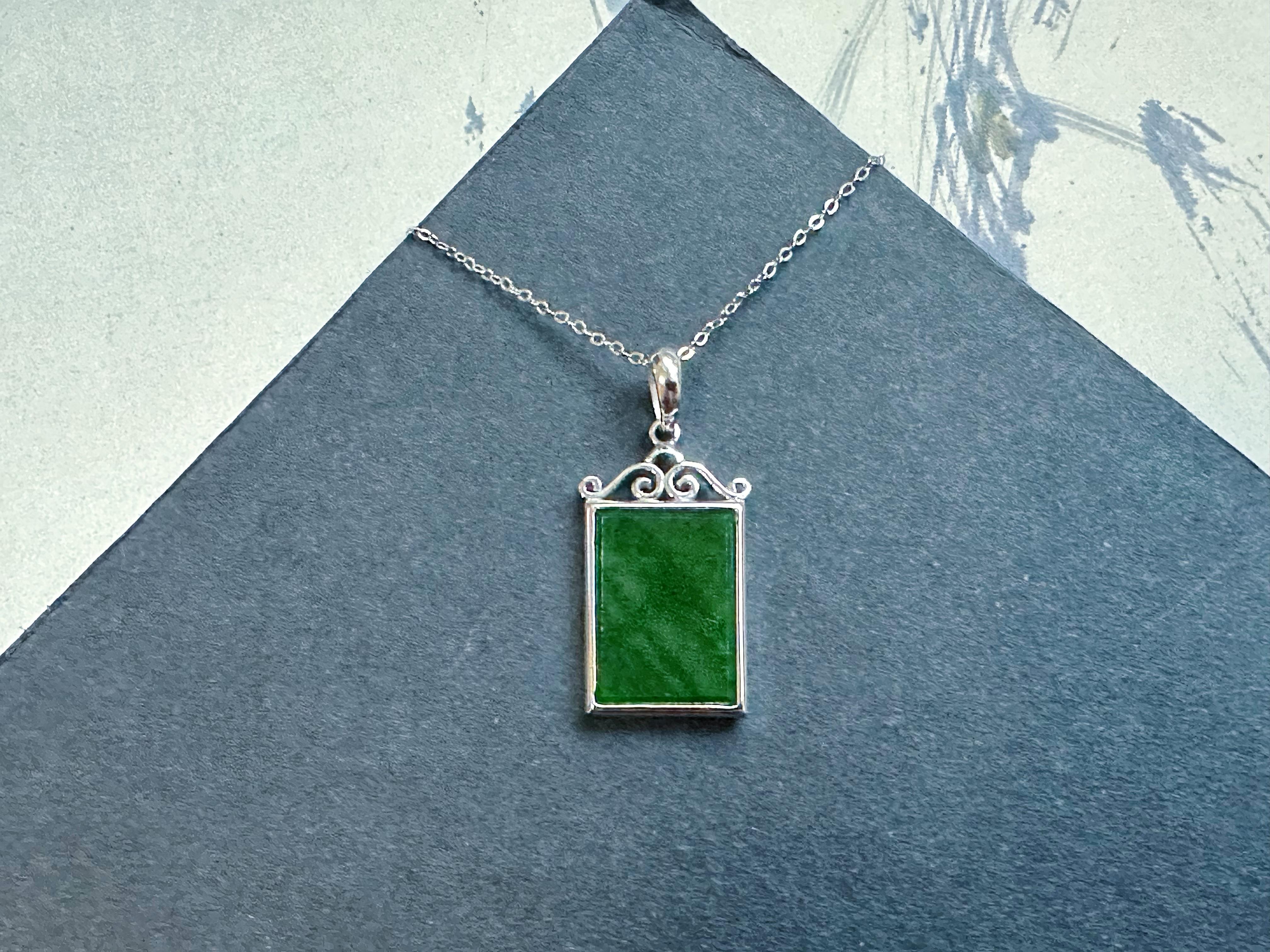 Art Nouveau Natural Myanmar Intense Green Jade Pendant in 18K White Gold Plated Silver in vendita