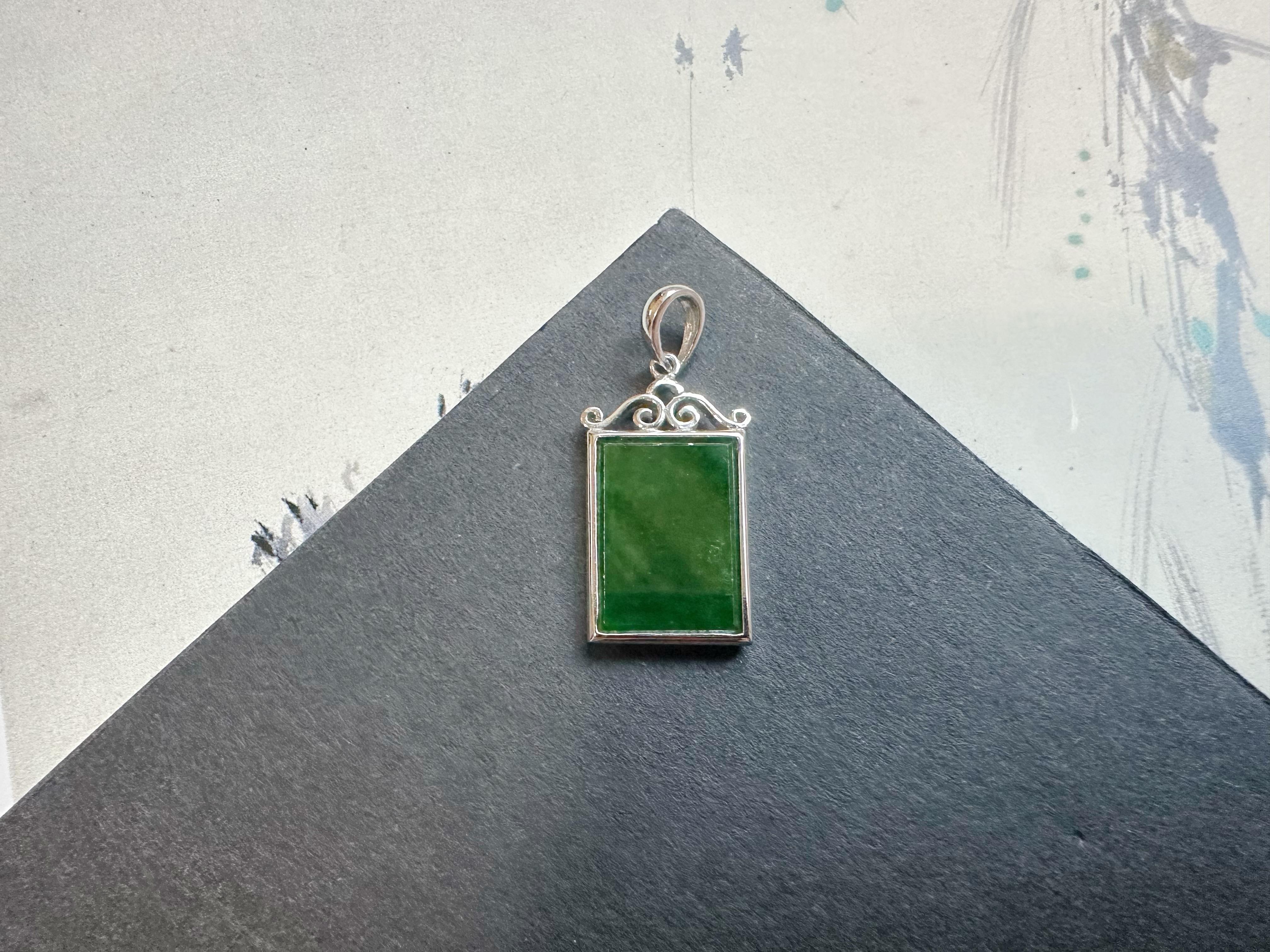 Natural Myanmar Intense Green Jade Pendant in 18K White Gold Plated Silver In condizioni Nuovo in vendita a Kowloon, HK