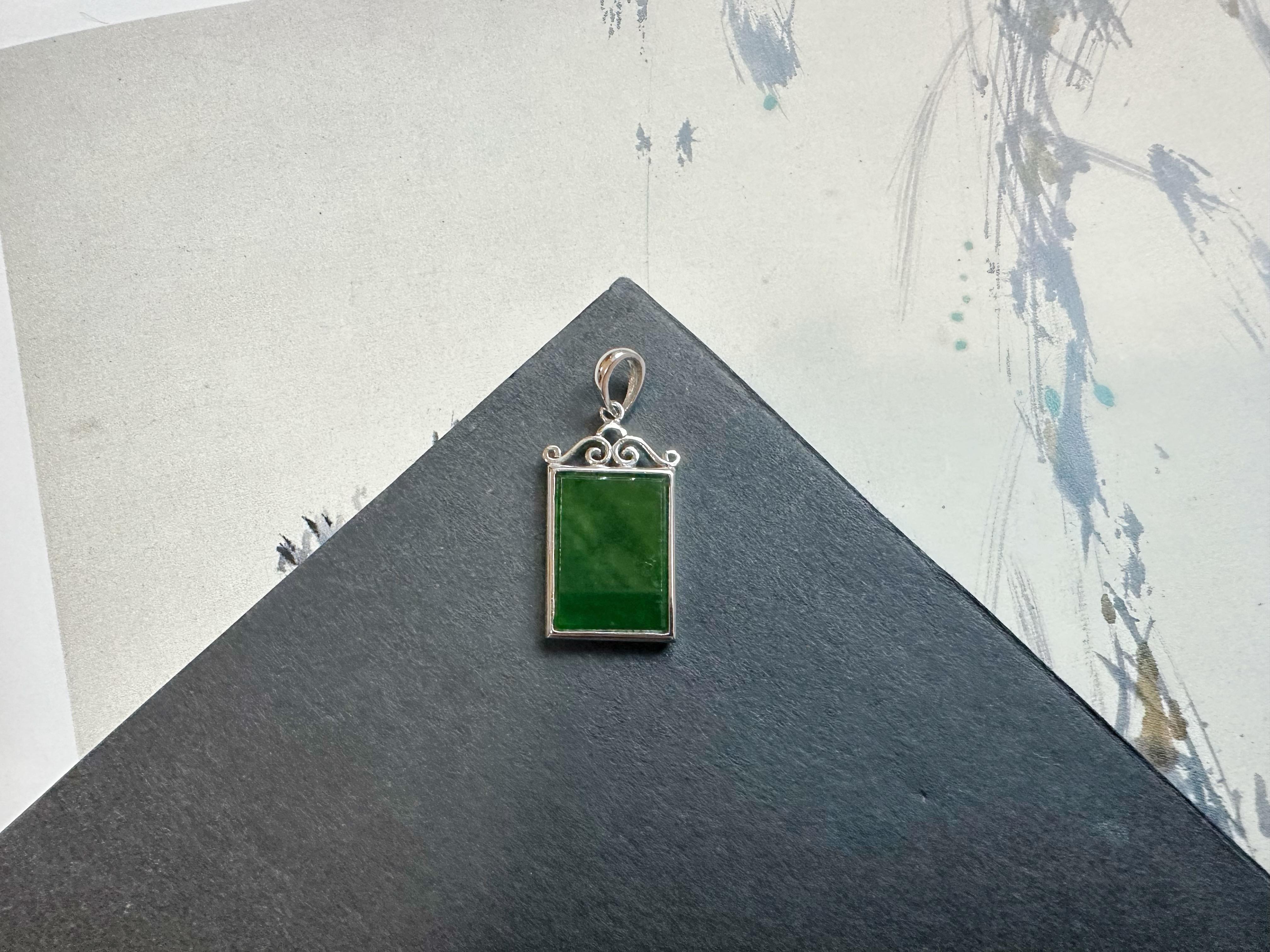 da uomo o donna Natural Myanmar Intense Green Jade Pendant in 18K White Gold Plated Silver in vendita