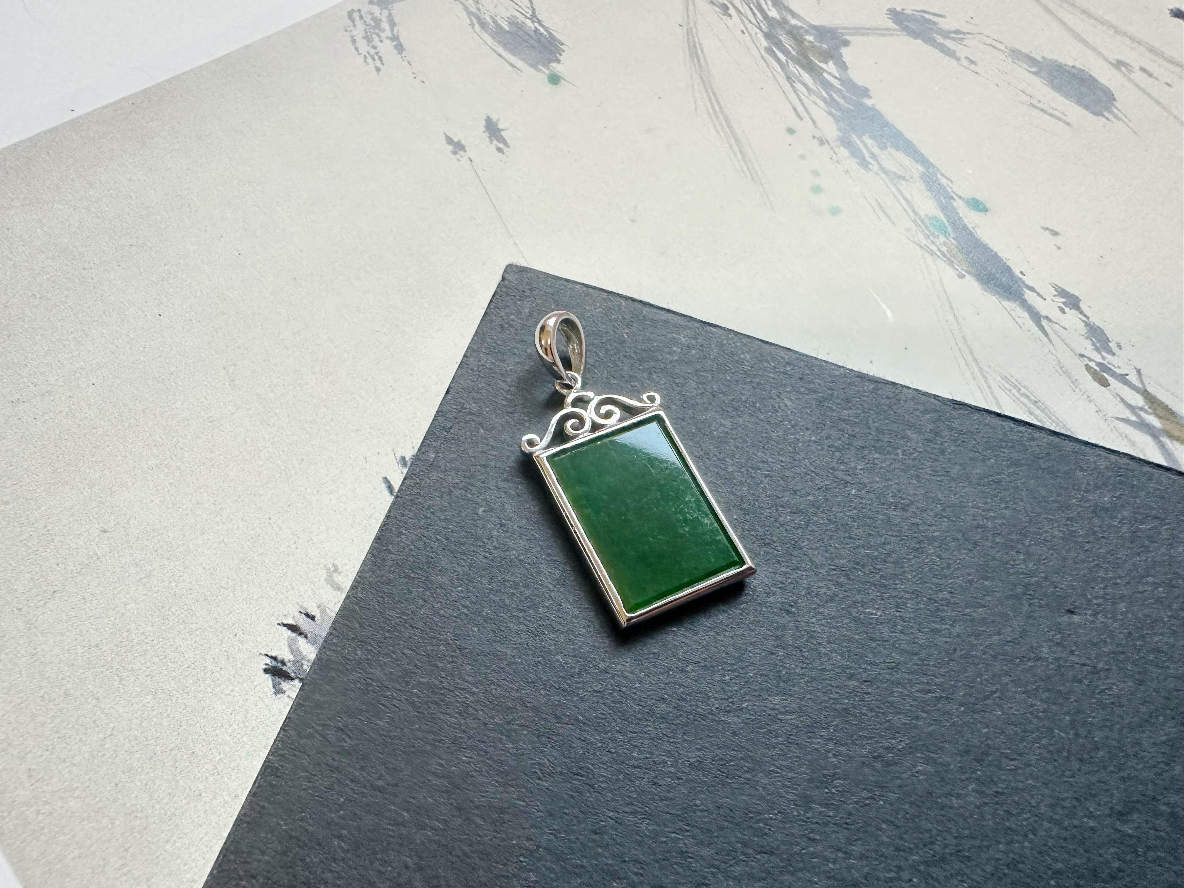 Natural Myanmar Intense Green Jade Pendant in 18K White Gold Plated Silver in vendita 1