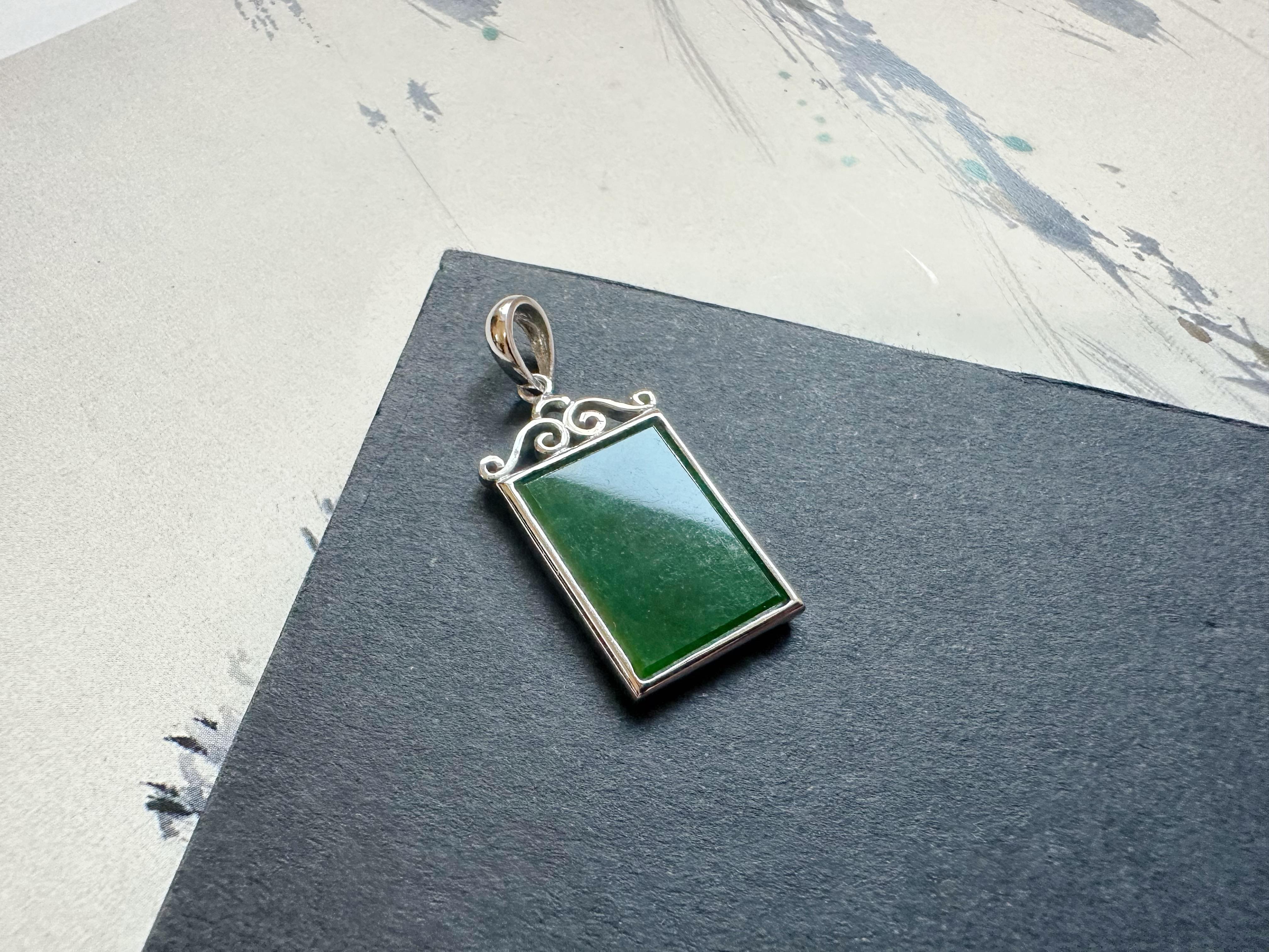 Natural Myanmar Intense Green Jade Pendant in 18K White Gold Plated Silver in vendita 2