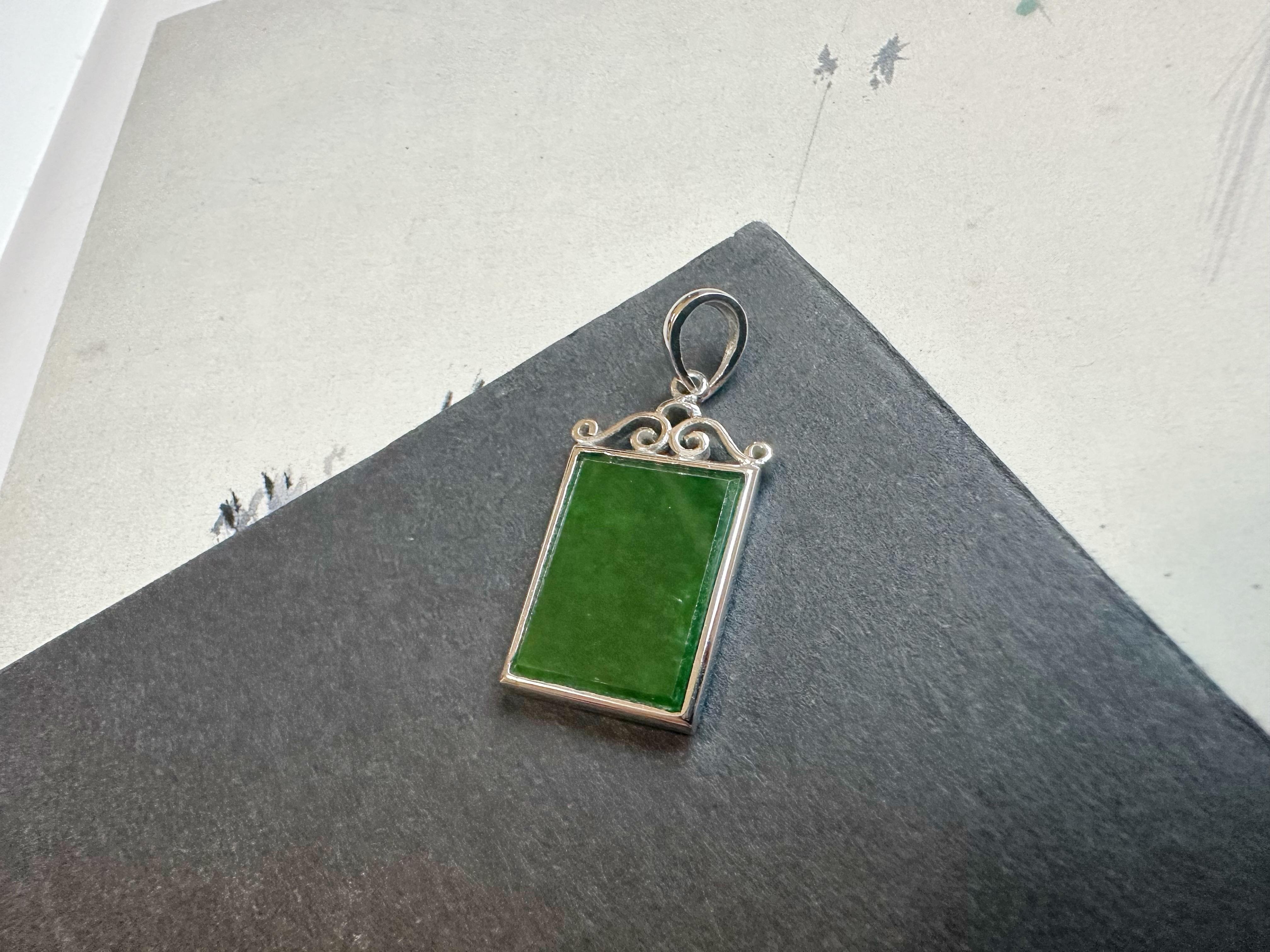Natural Myanmar Intense Green Jade Pendant in 18K White Gold Plated Silver in vendita 3