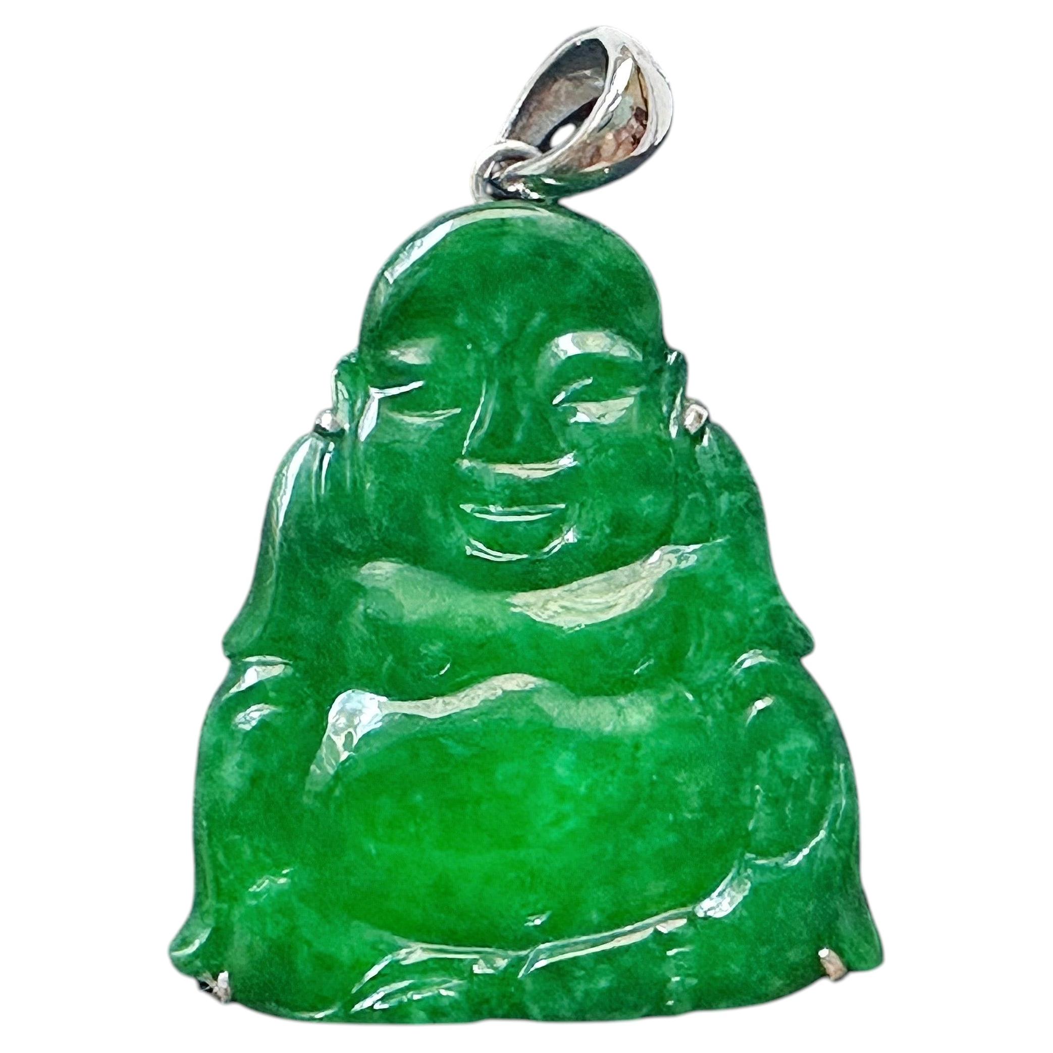 Colgante de Buda de jadeíta verde intenso natural de Myanmar en oro blanco de 18 quilates