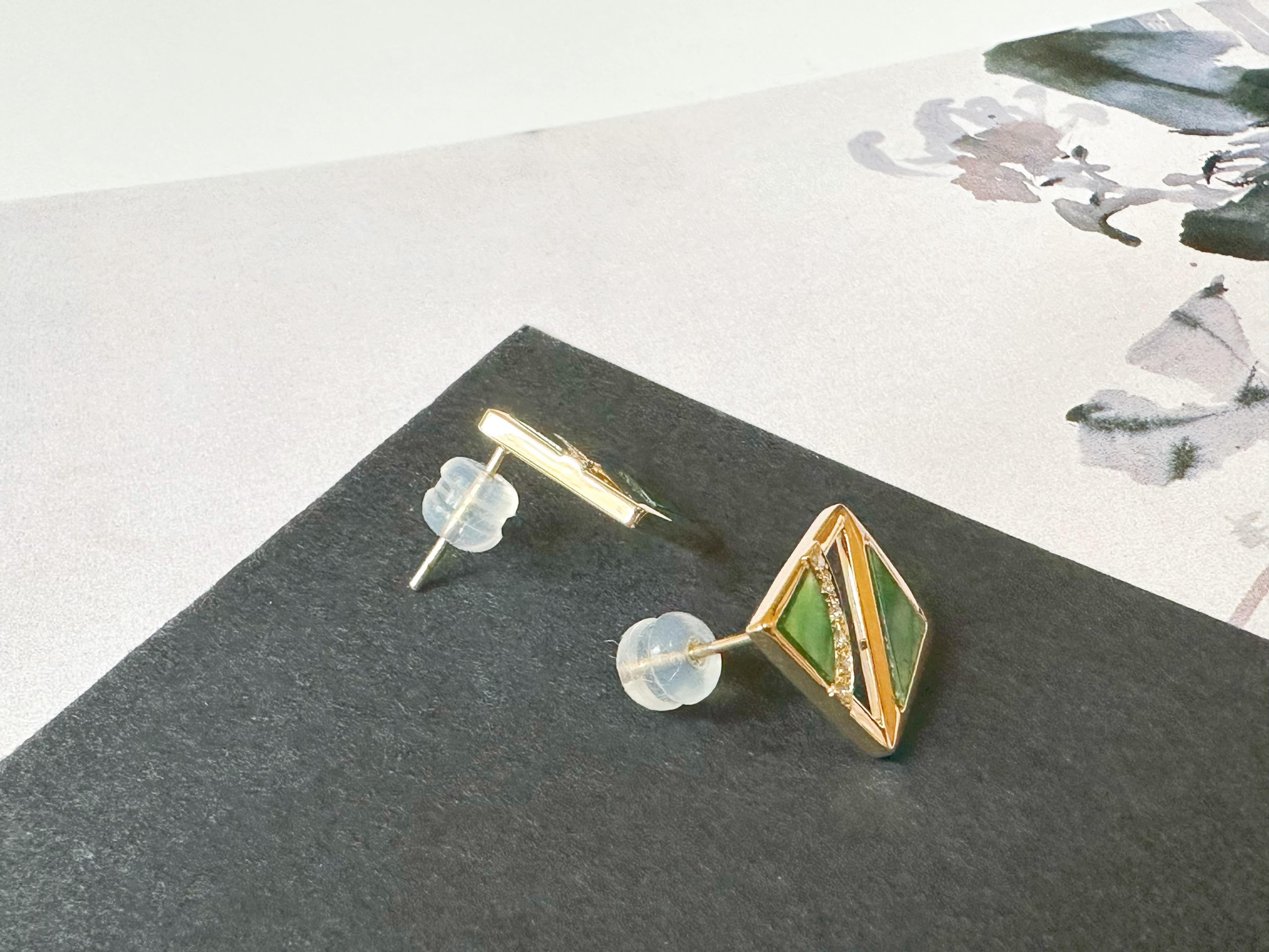 Natural Myanmar Iridescent Green Triangle Jade Earrings in 18K Gold and Diamond In New Condition For Sale In Kowloon, HK