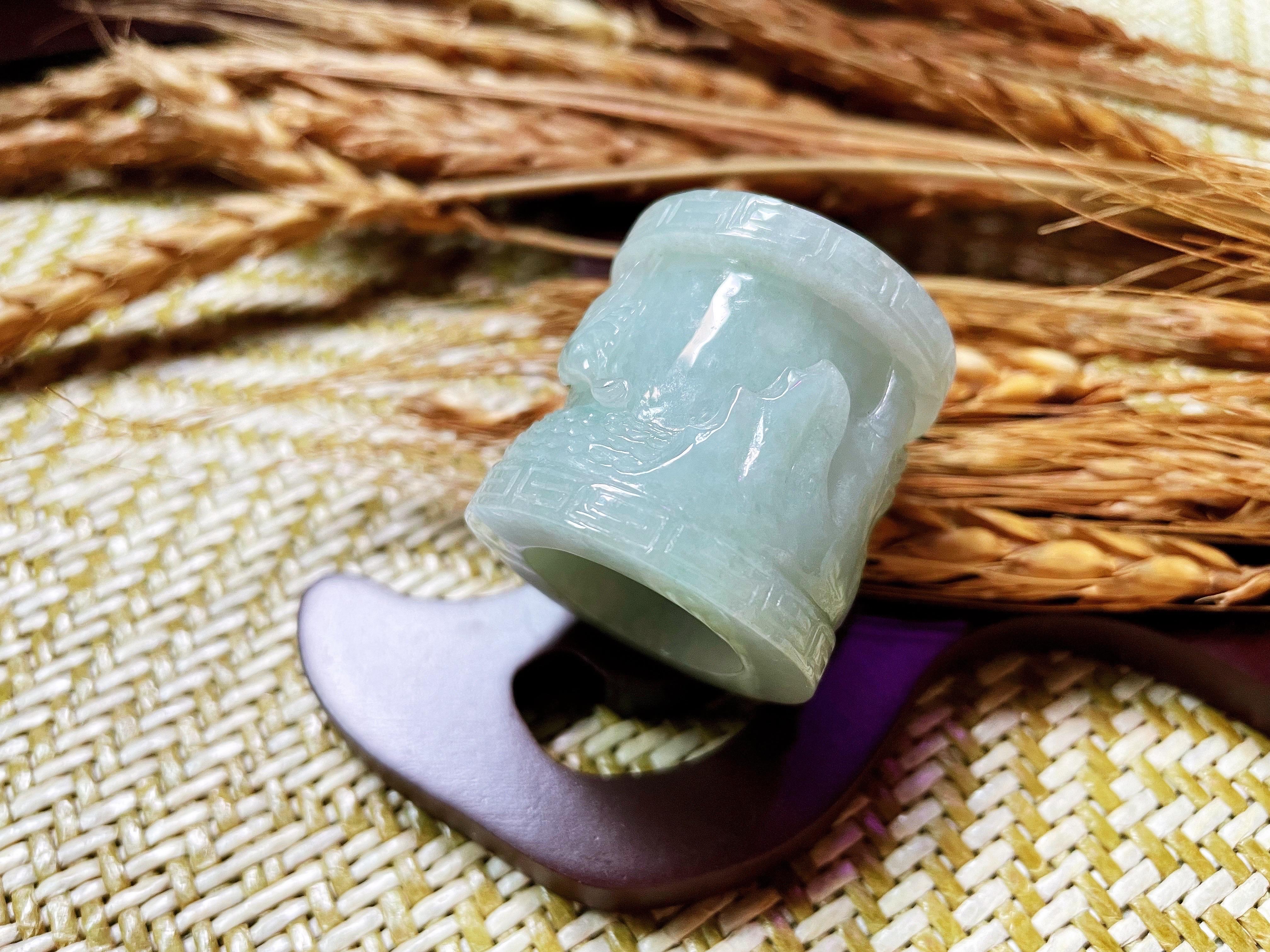 Offrez-vous quelque chose de vraiment spécial avec cette exquise statue de jade. Sculptée à la main dans de la jadéite du Myanmar de type A, 100 % naturelle, non traitée et non teintée, elle représente des grues, symbole de bonheur et de jeunesse