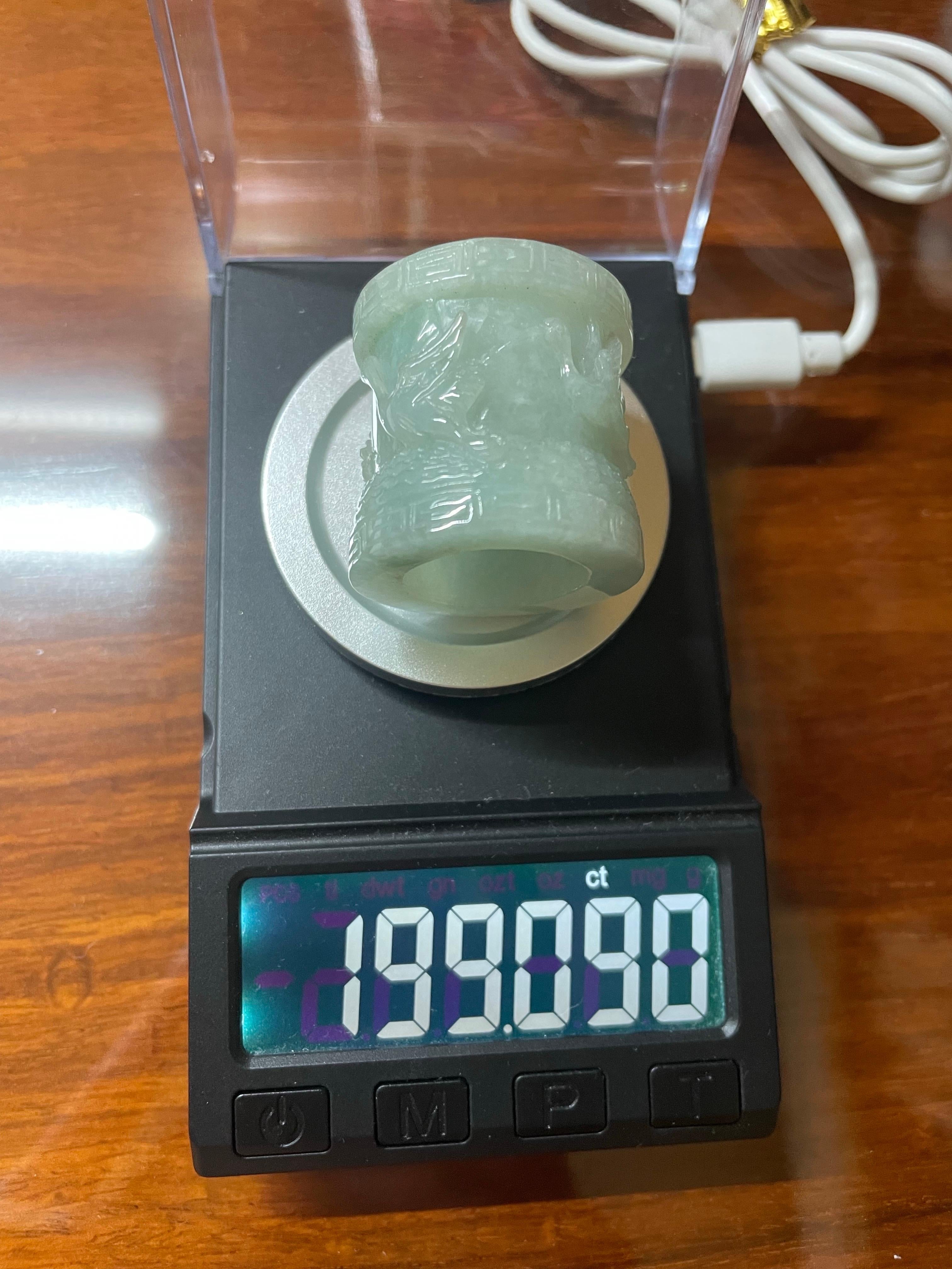 Statue de grue en jade naturel du Myanmar, sculptée à la main, symbolisant la longévité Unisexe en vente