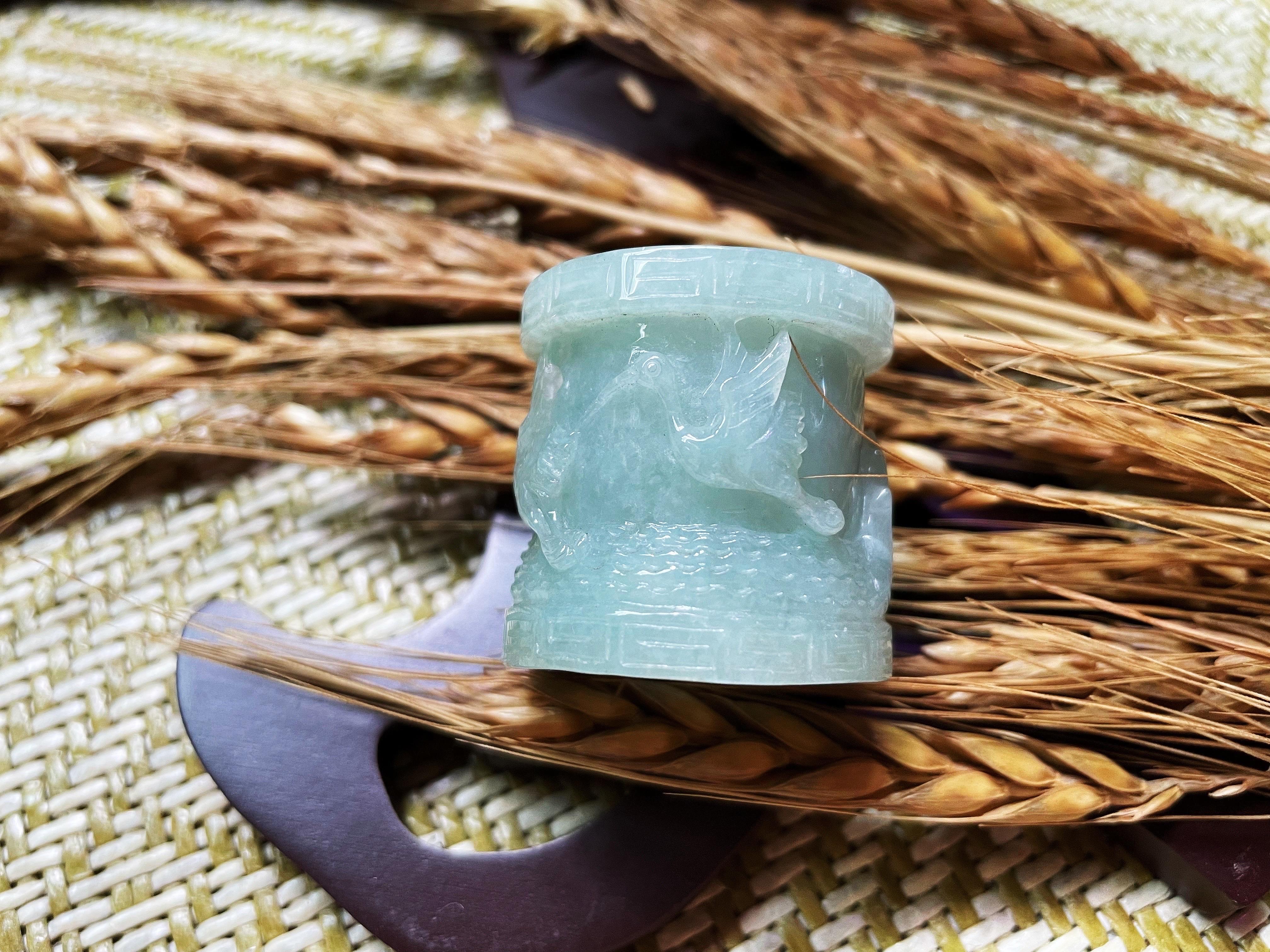 Statue de grue en jade naturel du Myanmar, sculptée à la main, symbolisant la longévité en vente 3