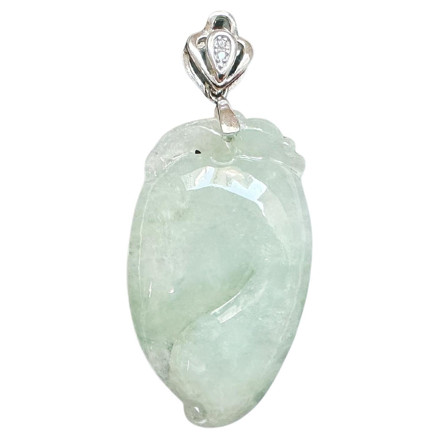 Abbraccia la bellezza di questo splendido ciondolo di giada, realizzato con giada naturale al 100%, non trattata e non tinta di tipo A del Myanmar. Intagliato a mano in un'elegante forma di pesca, questo pezzo mostra un bellissimo colore traslucido